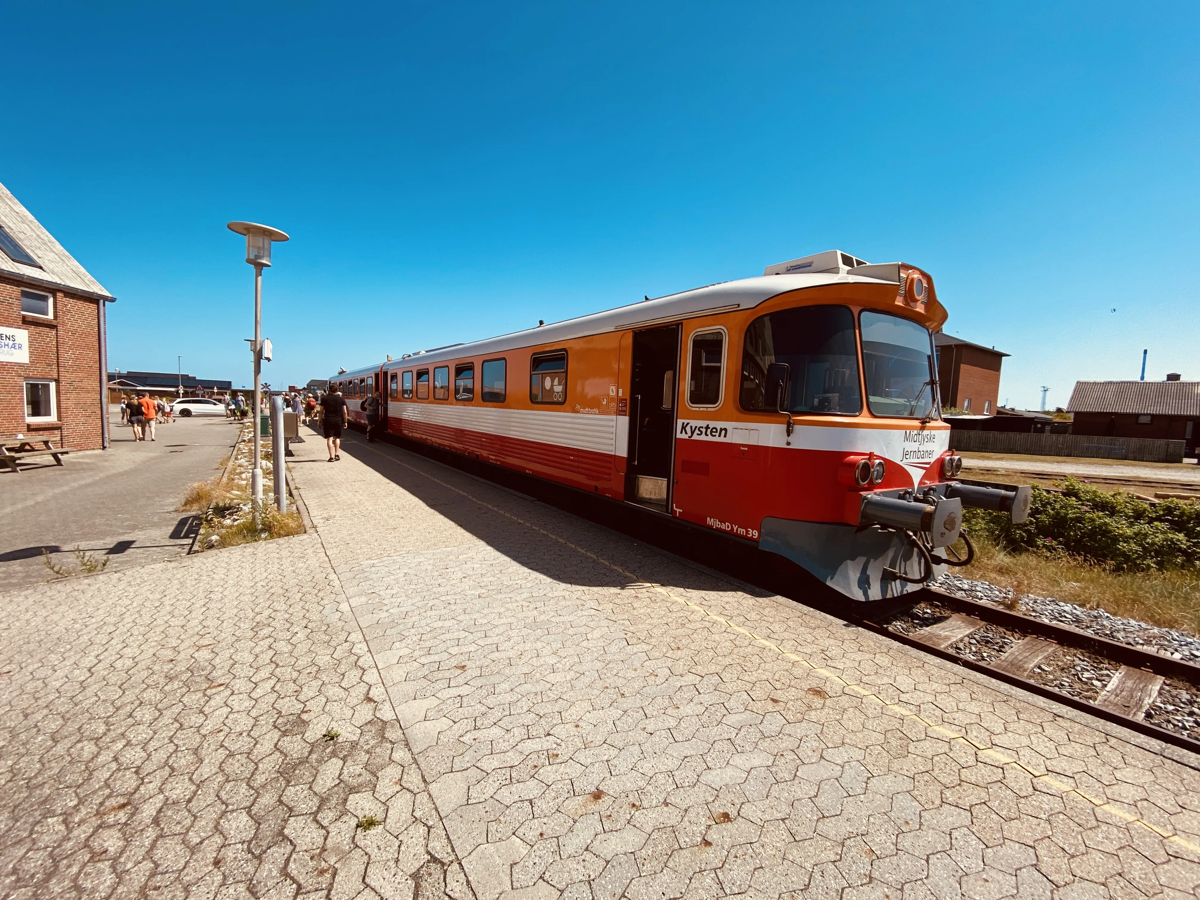 Billede af "Kysten" (MjbaD YM 39) og oprindelig OHJ YM 57 - her fotograferet ud for Thyborøn Havn Trinbræt.