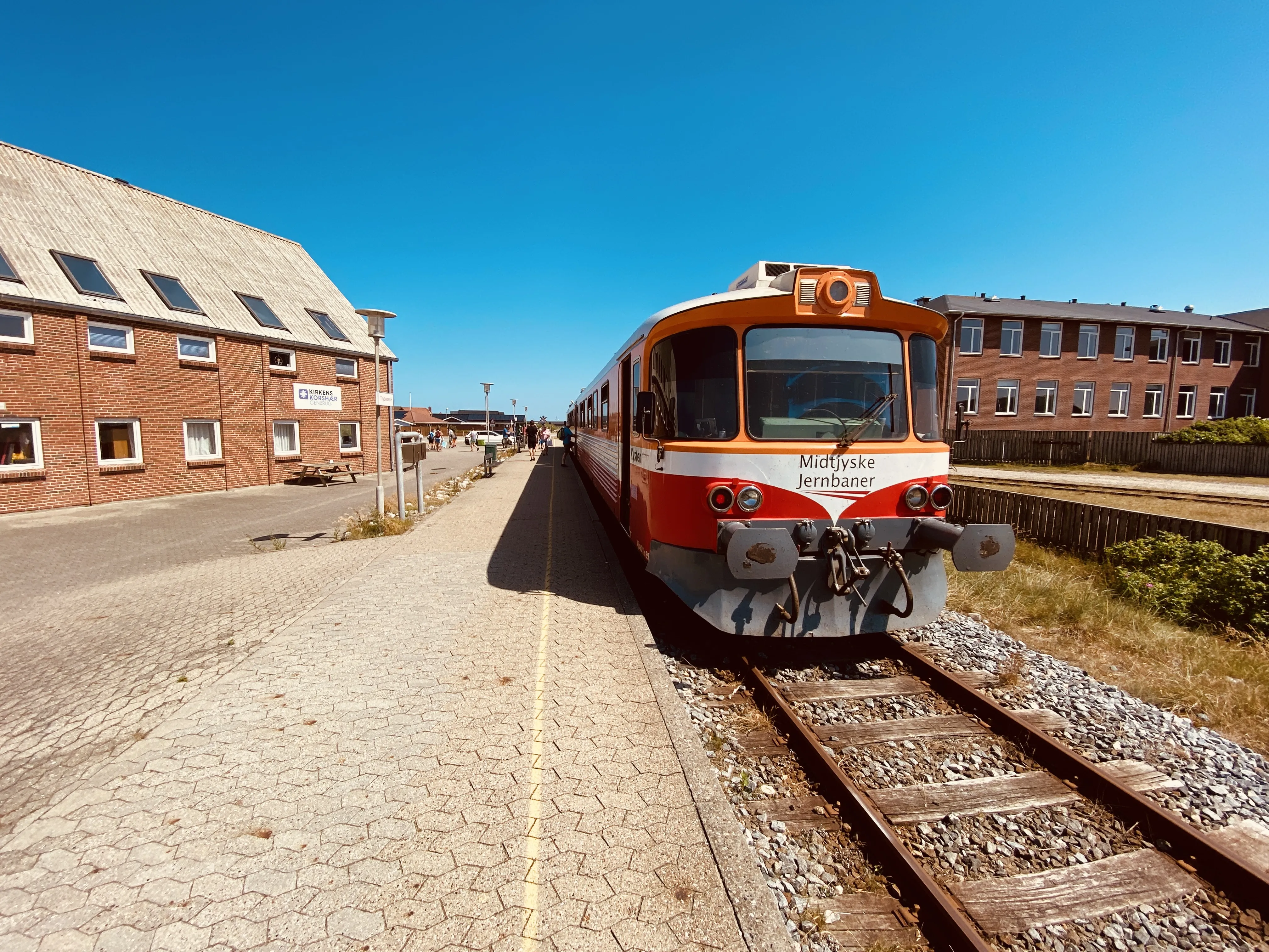 Billede af "Kysten" (MjbaD YM 39) og oprindelig OHJ YM 57 - her fotograferet ud for Thyborøn Havn Trinbræt.