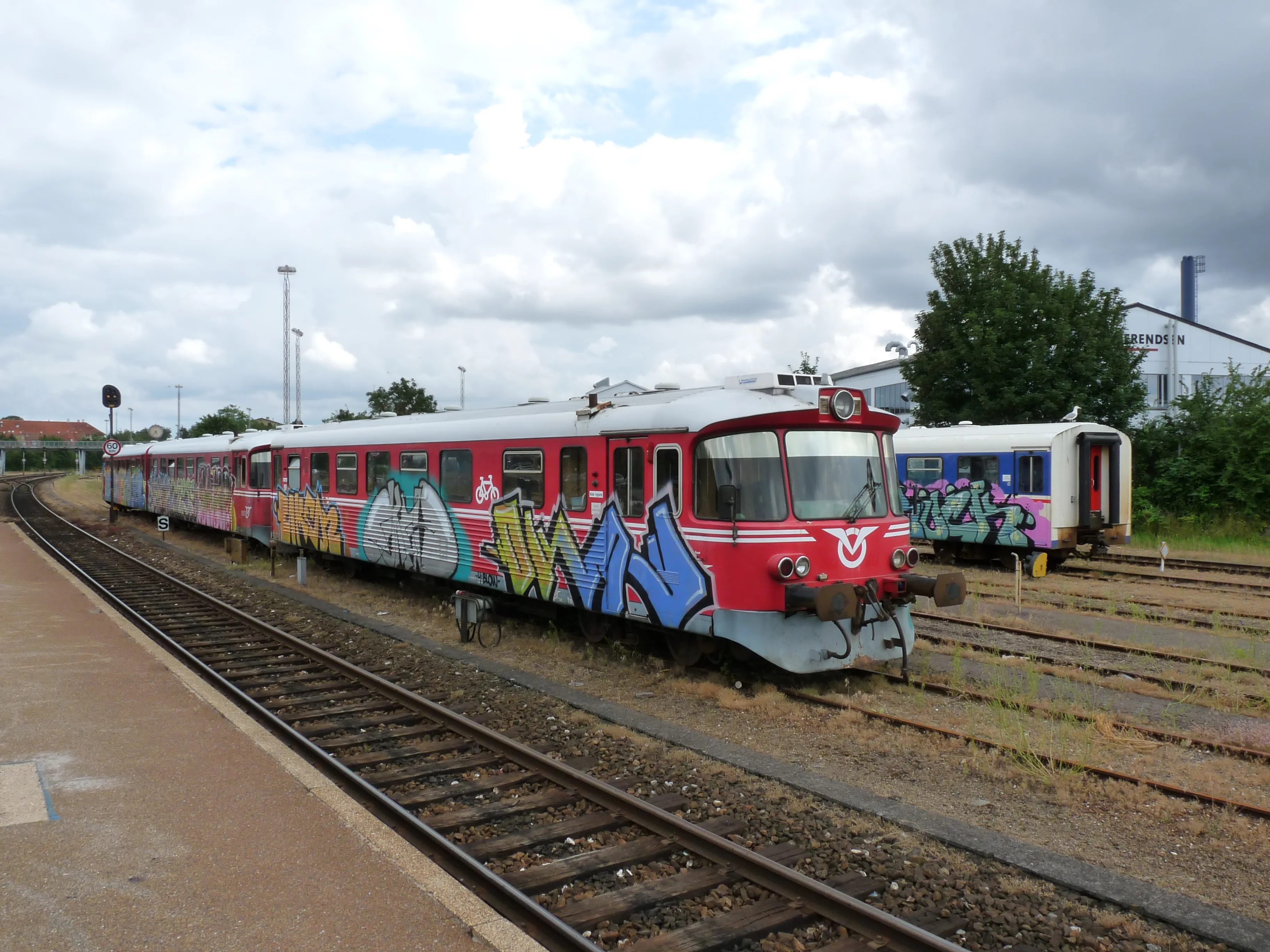 Billede af VL YM 55, tidligere OHJ-HTJ YM 55 - fotograferet ud for Holbæk Station.