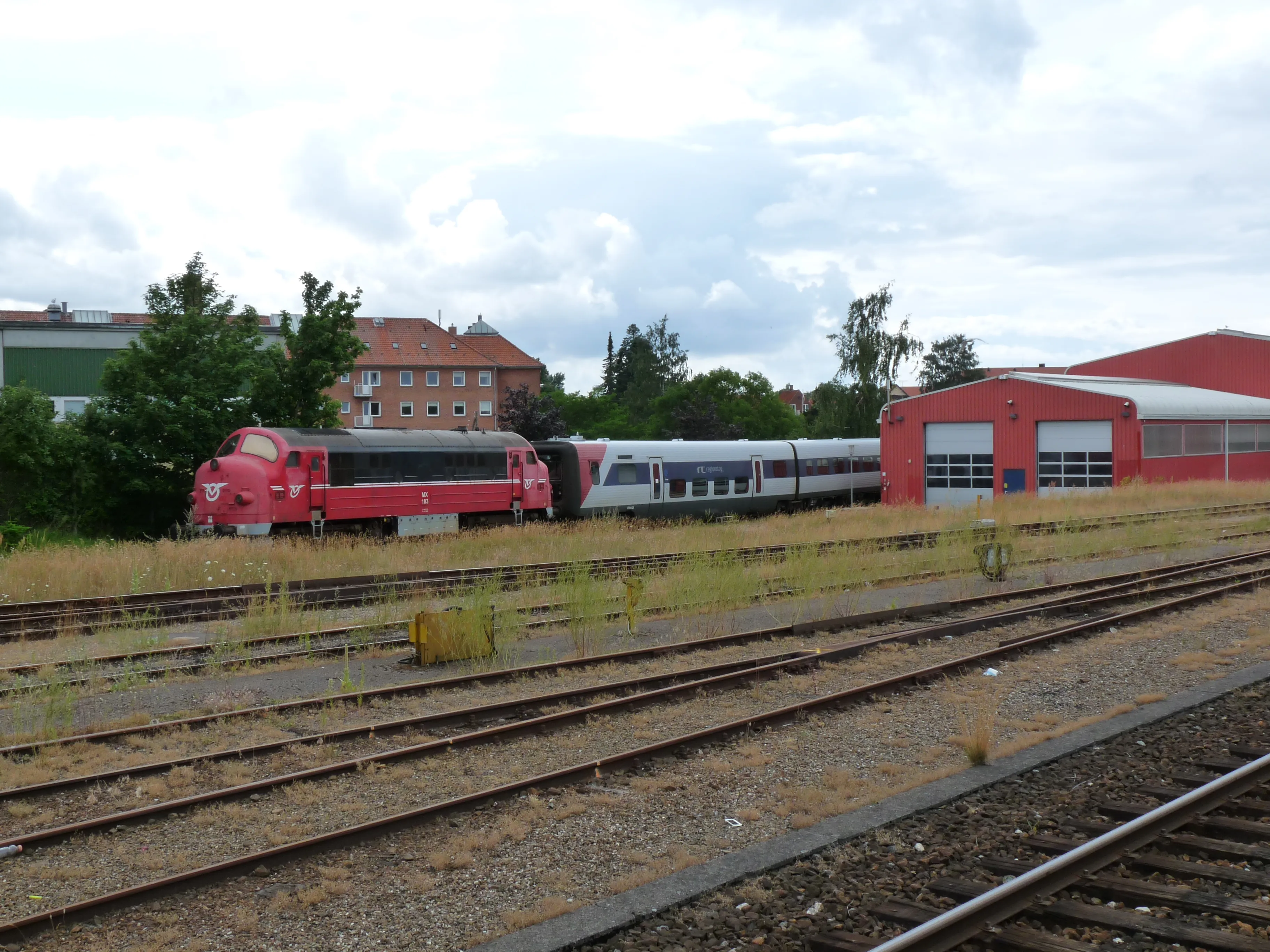 Billede af DSB MX 1010, senere OHJ MX 103 - fotograferet ud for Holbæk Station.