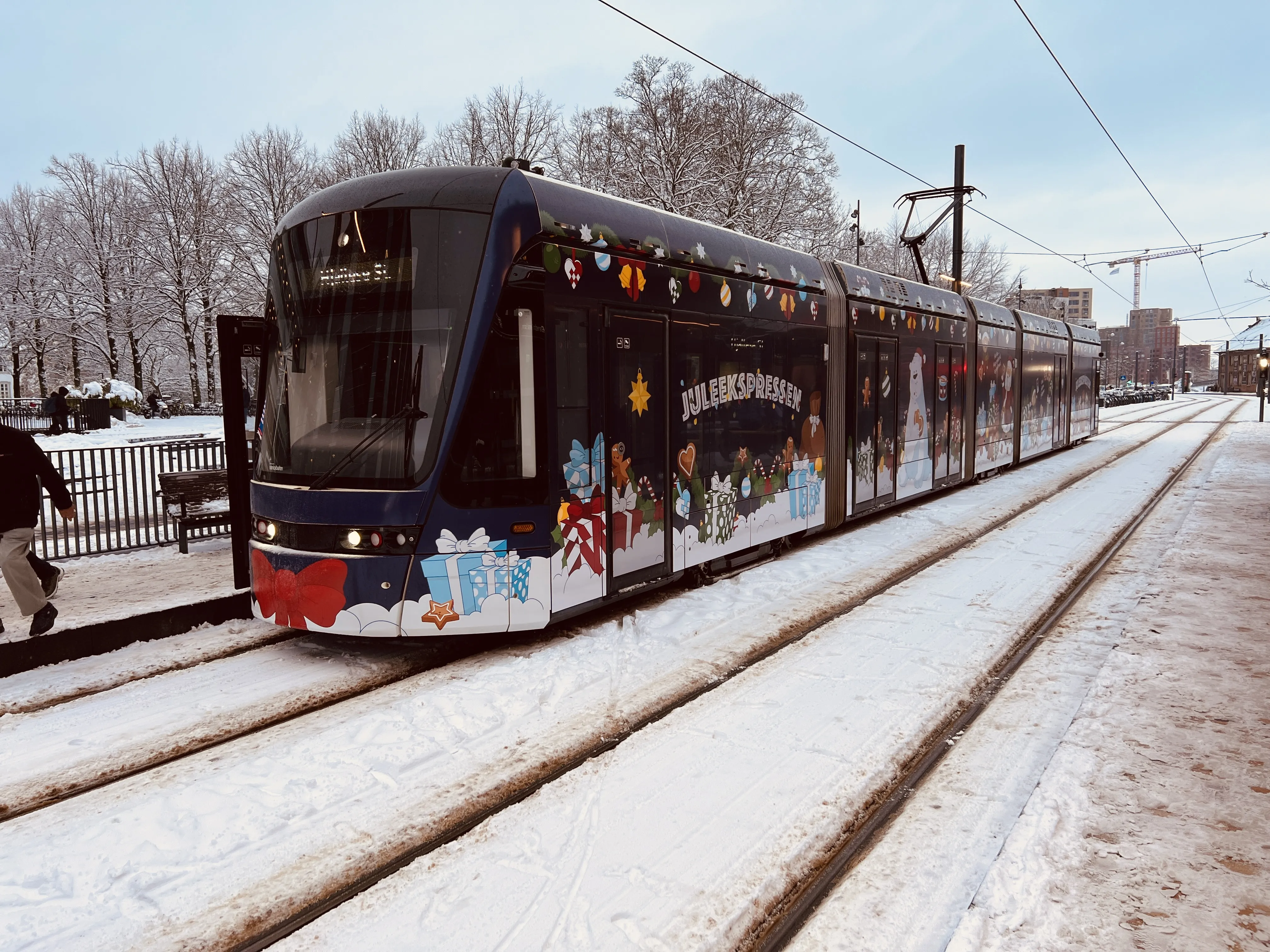 Billede af "Juleekspressen" ved Odense Banegård Letbanestation.