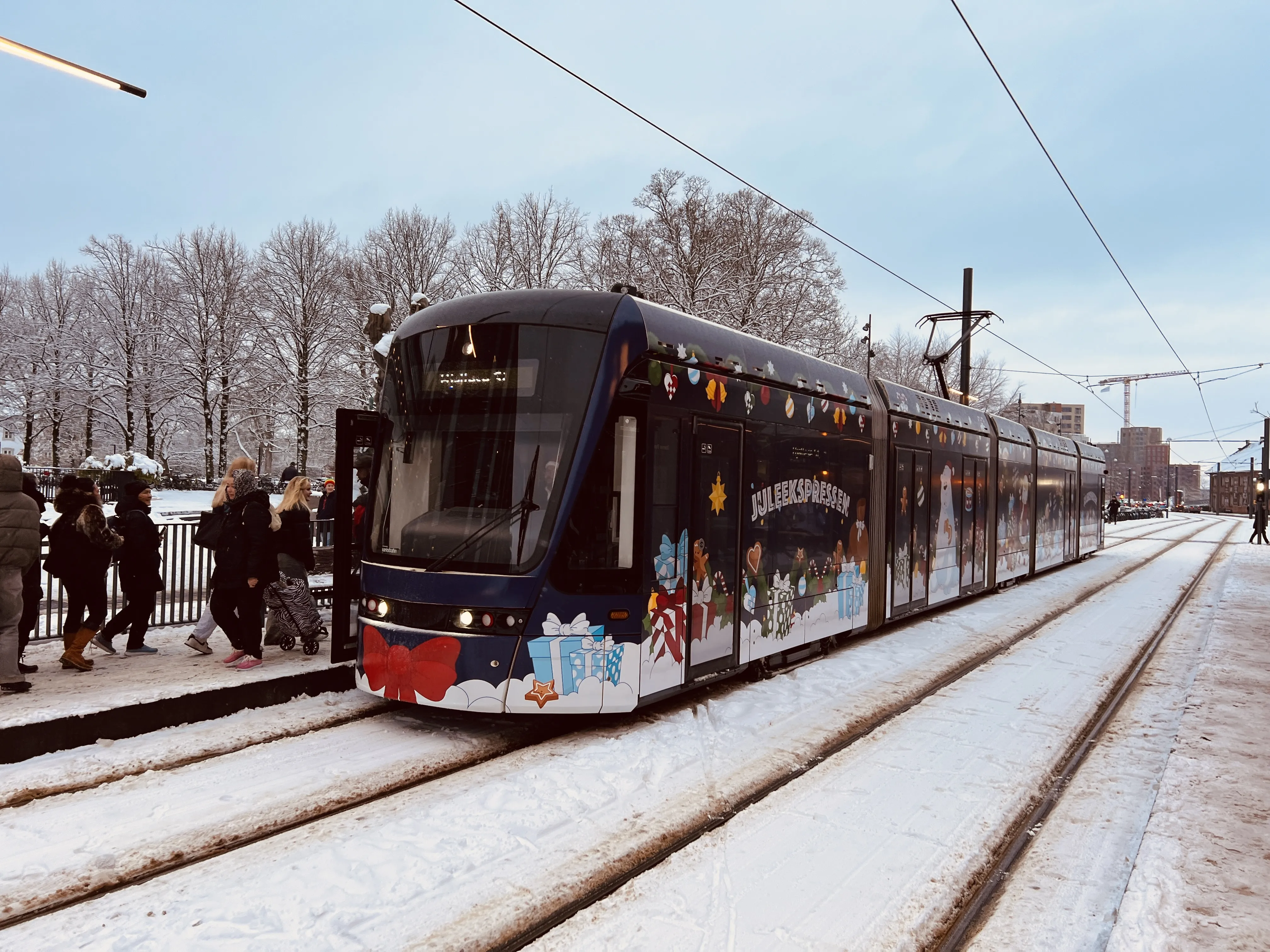 Billede af "Juleekspressen" ved Odense Banegård Letbanestation.