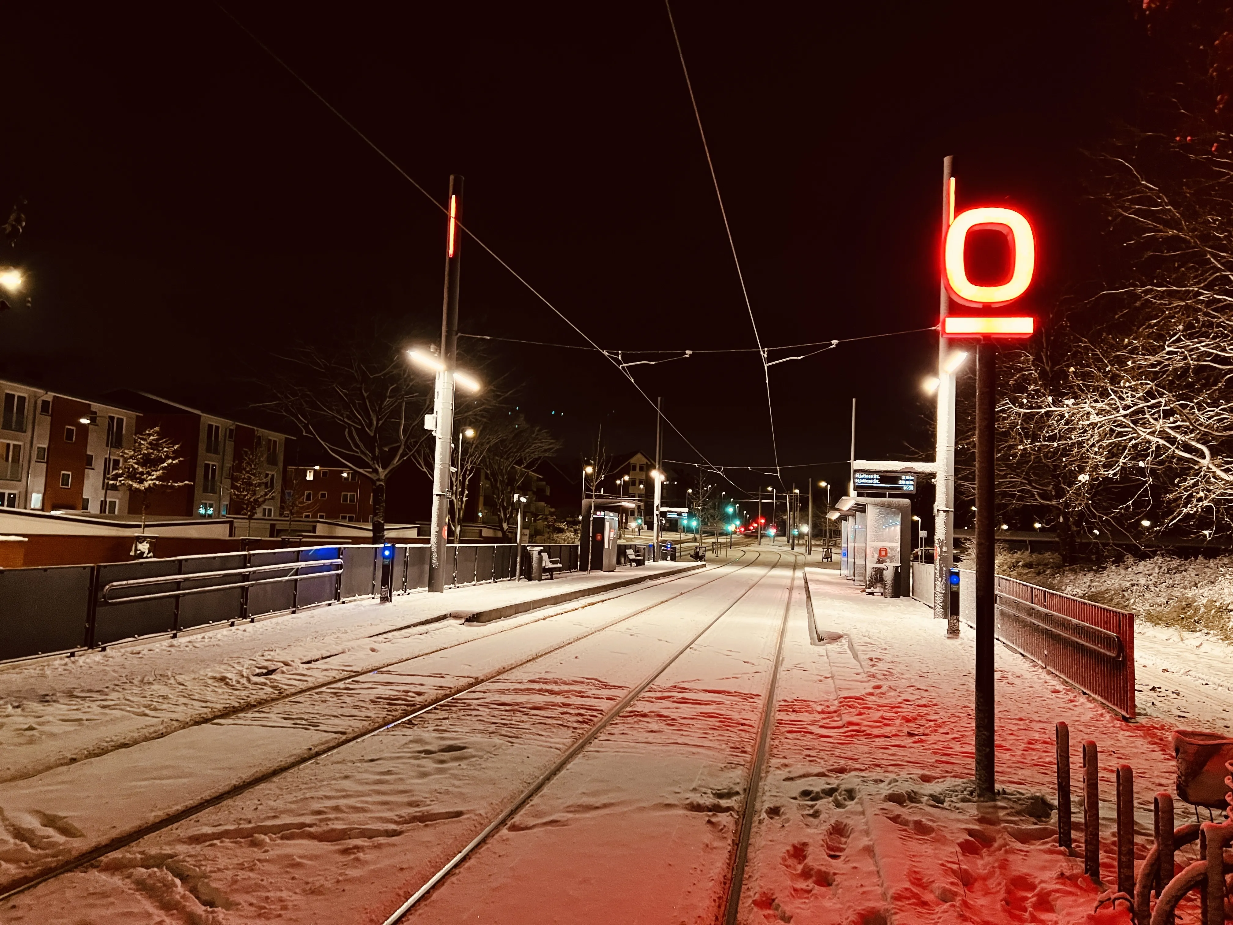 Billede af en sneklædt Højstrup Letbanestation.