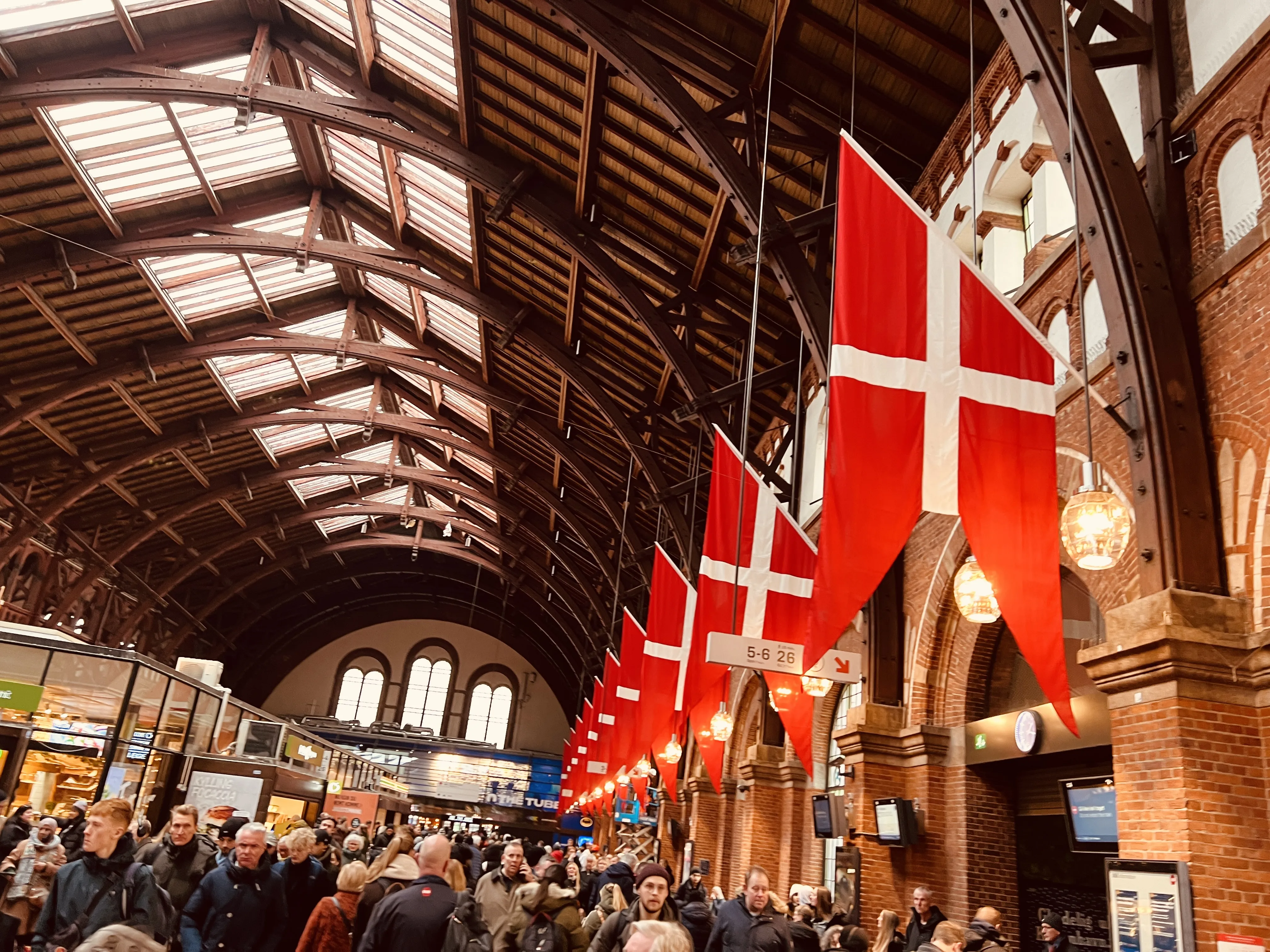 Billede af det danske flag på København Hovedbanegård.