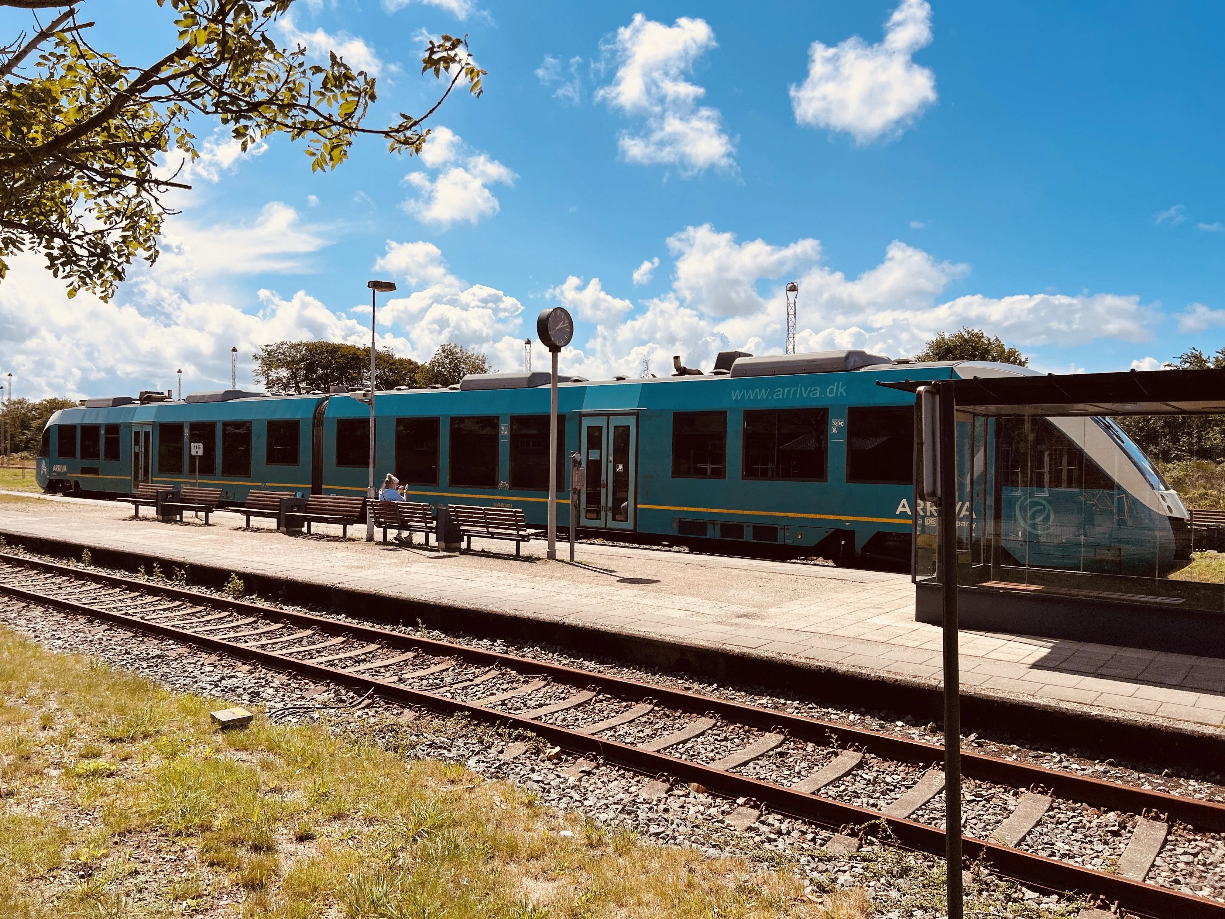 Billede af ARRIVA AR 1002 fotograferet ud for Skjern Station.