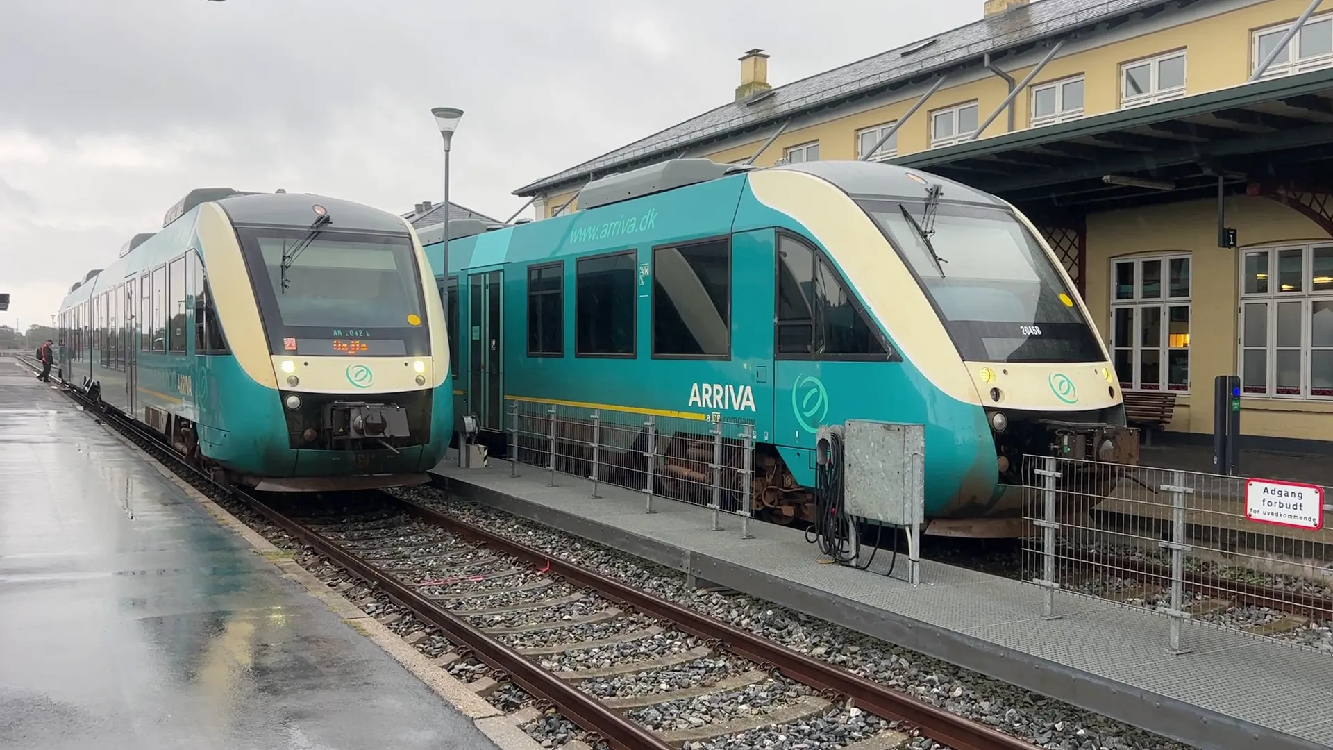 Billede af ARRIVA AR 2042 fotograferet ud for Struer Station.