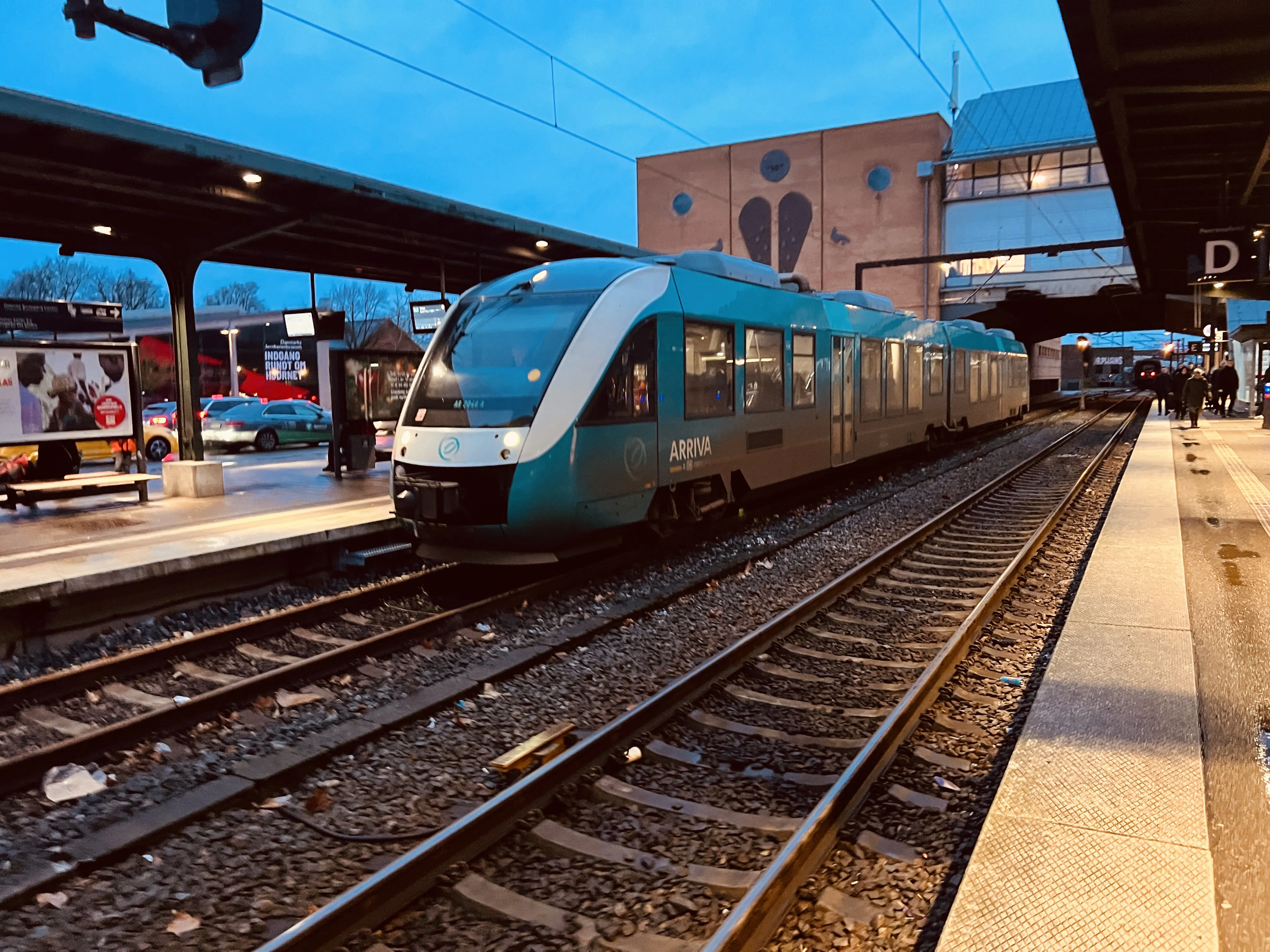 Billede af ARRIVA AR 2044 fotograferet ud for Odense Banegård Center.