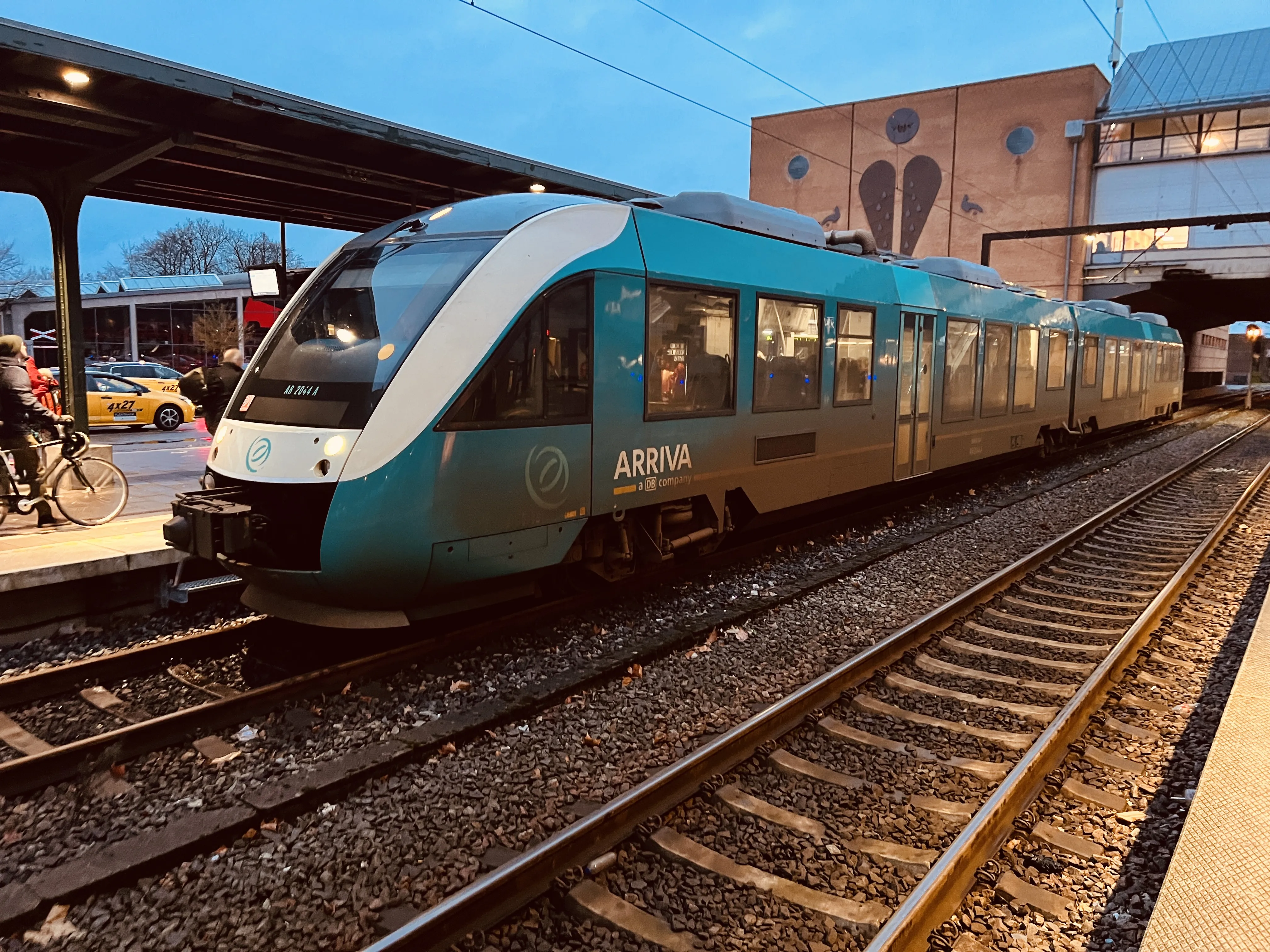 Billede af ARRIVA AR 2044 fotograferet ud for Odense Banegård Center.