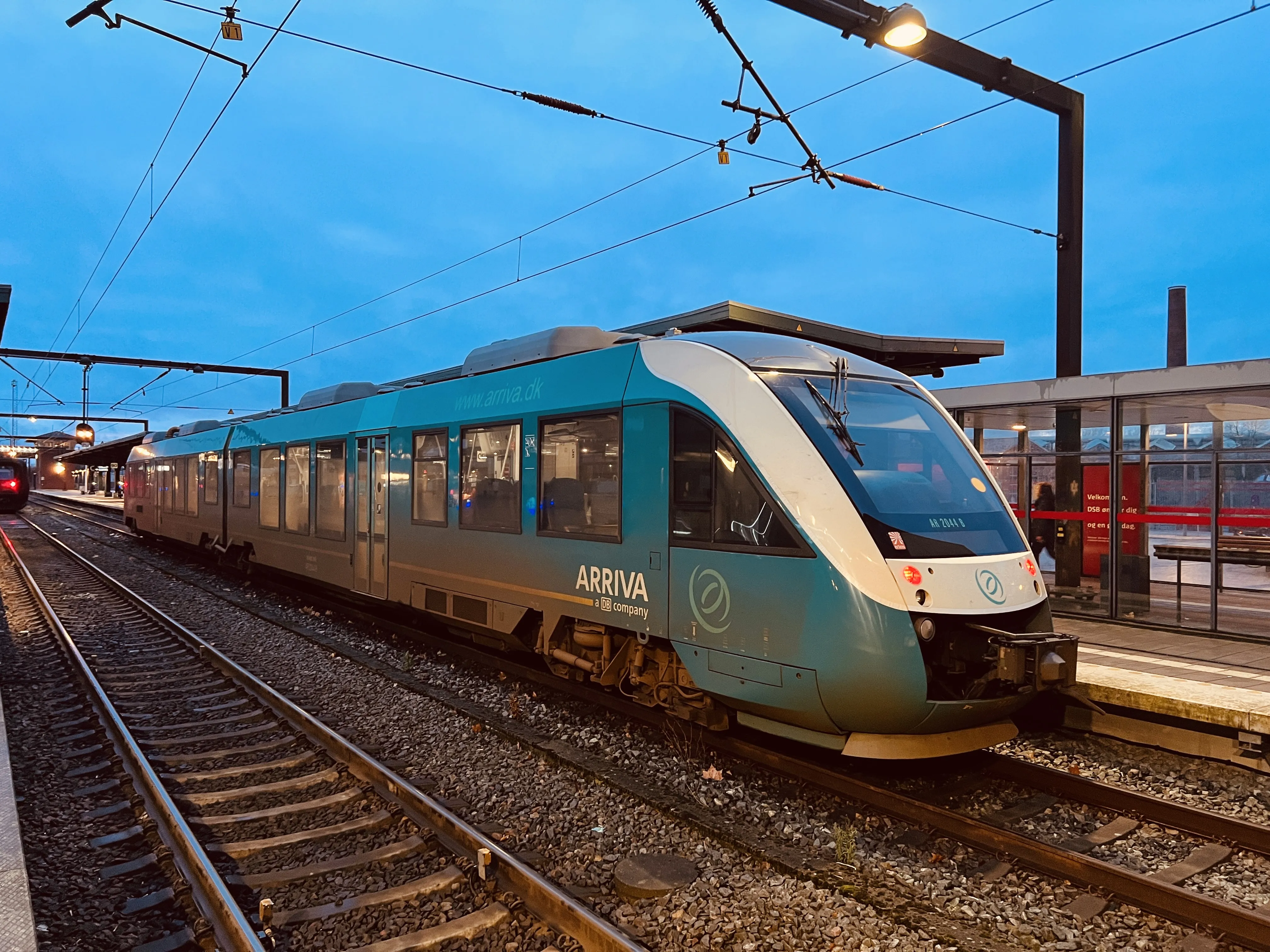 Billede af ARRIVA AR 2044 fotograferet ud for Odense Banegård Center.