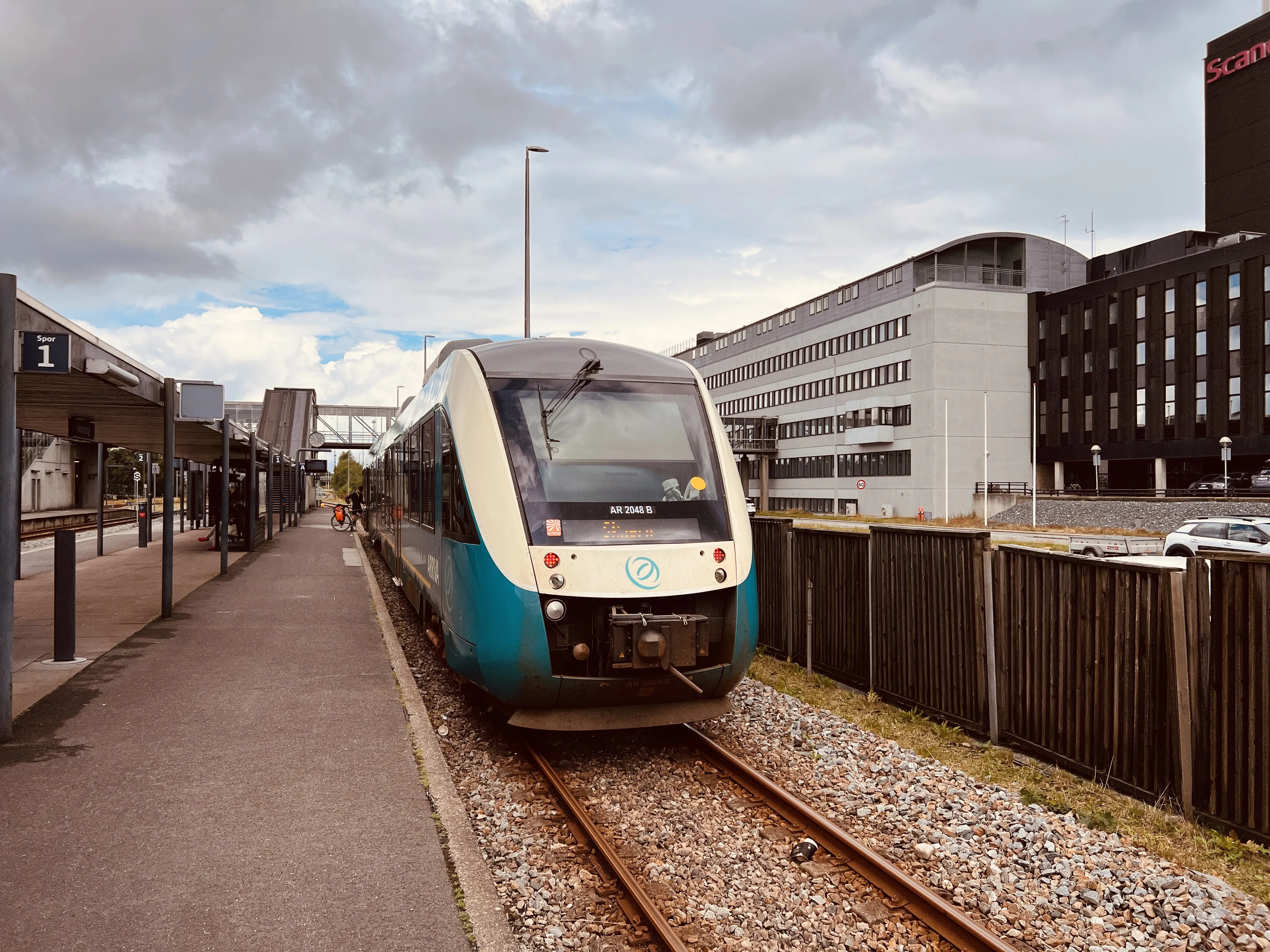 Billede af ARRIVA AR 2048 fotograferet ud for Herning Banegård Center.