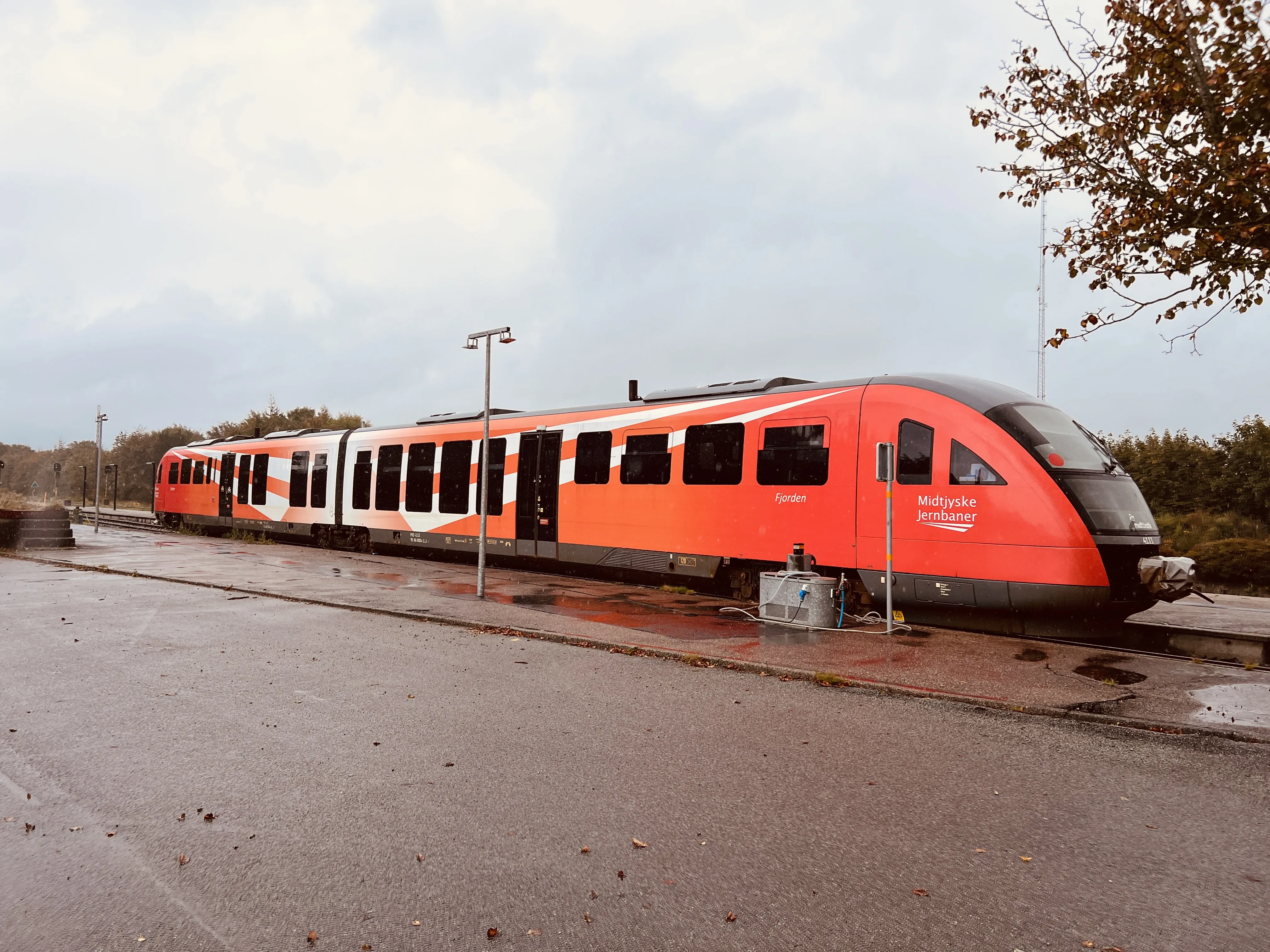 Billede af MjbaD MQ 4111-4911, tidligere DSB MQ 4111-4911 fotograferet ud for Vemb Station.