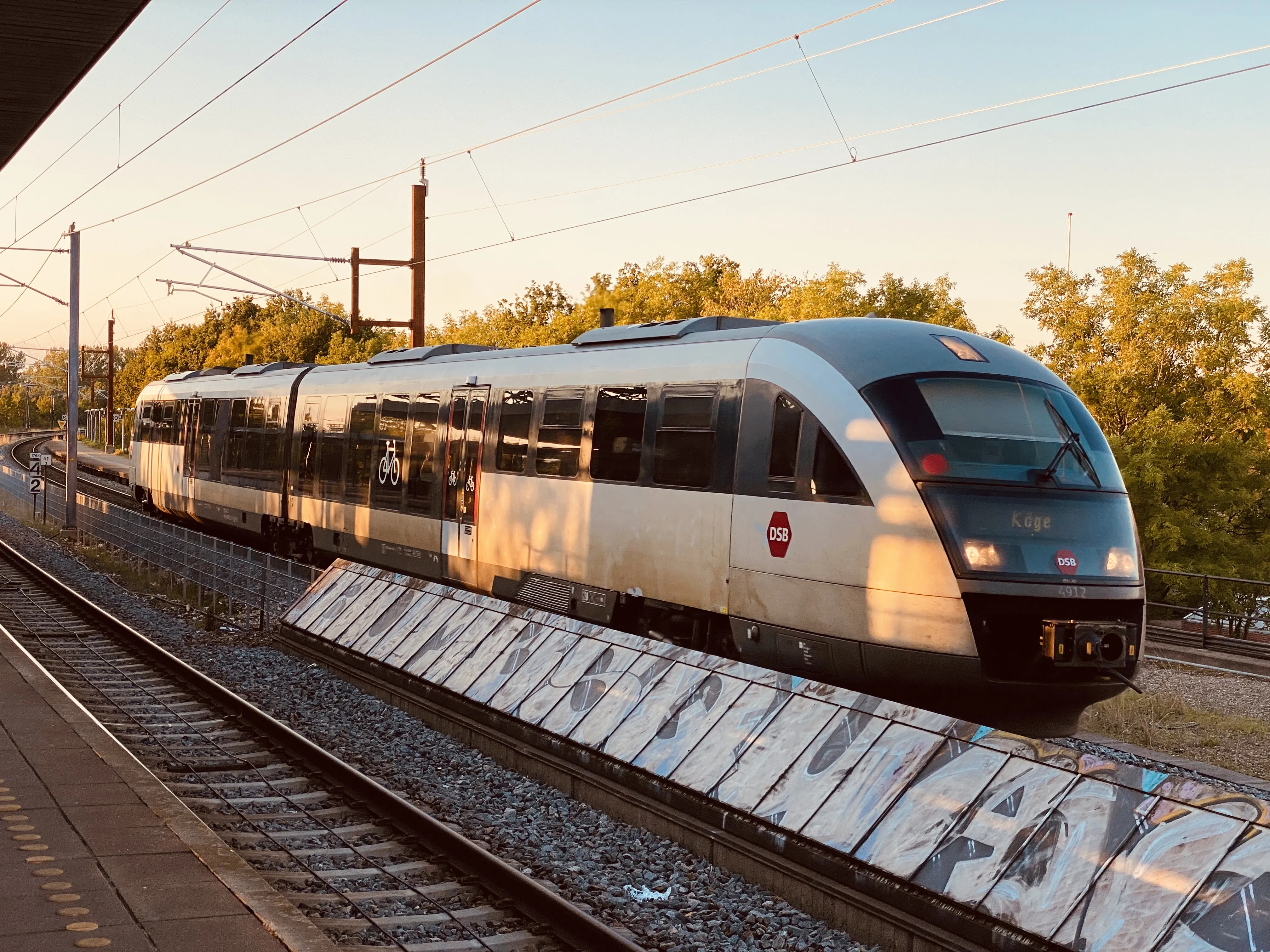 Billede af DSB MQ 4112-4912 fotograferet ud for Ølby Station.