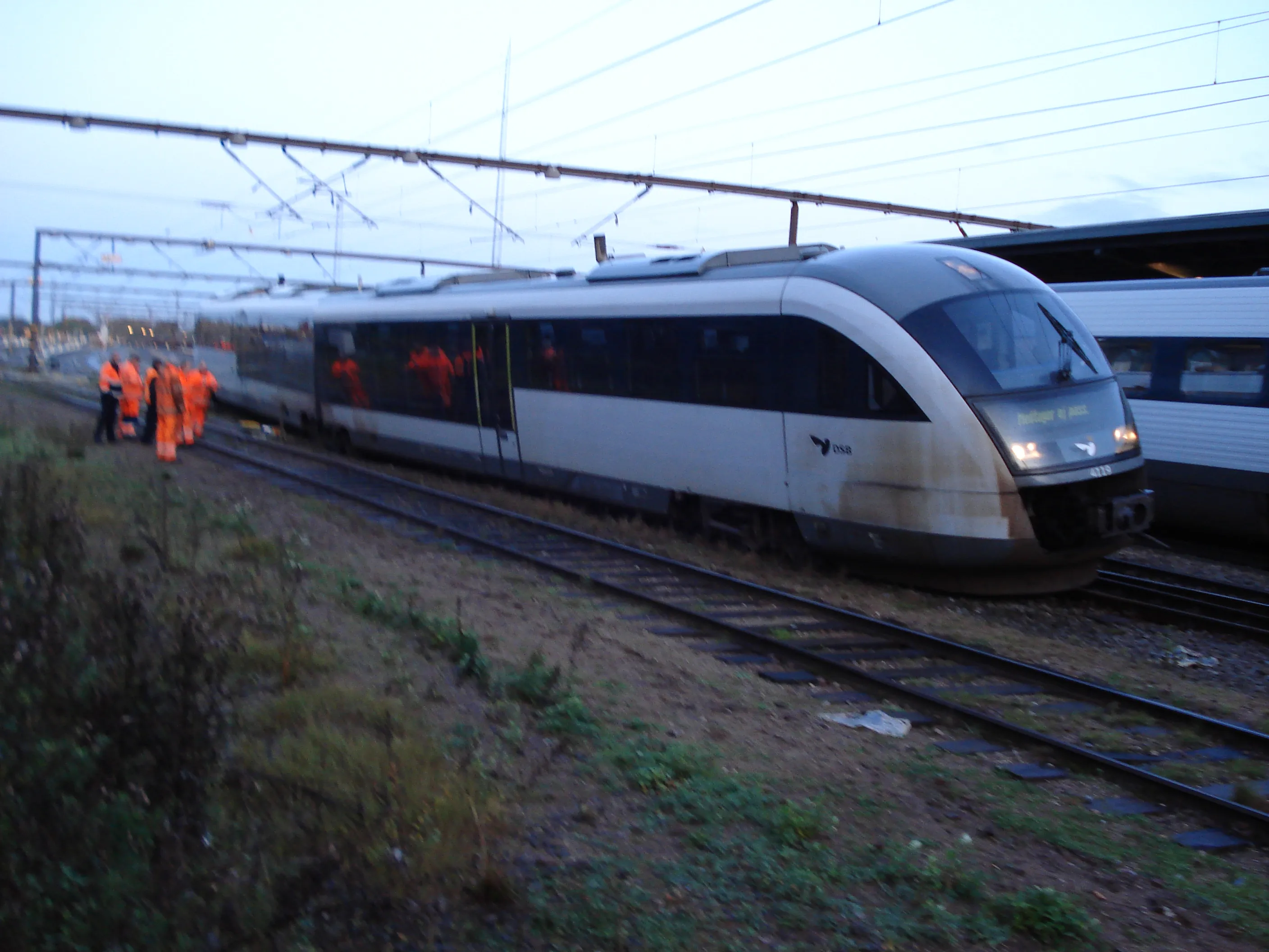 Billede af DSB MQ 4119-4919, som er afsporet ved Odense Banegård Center.