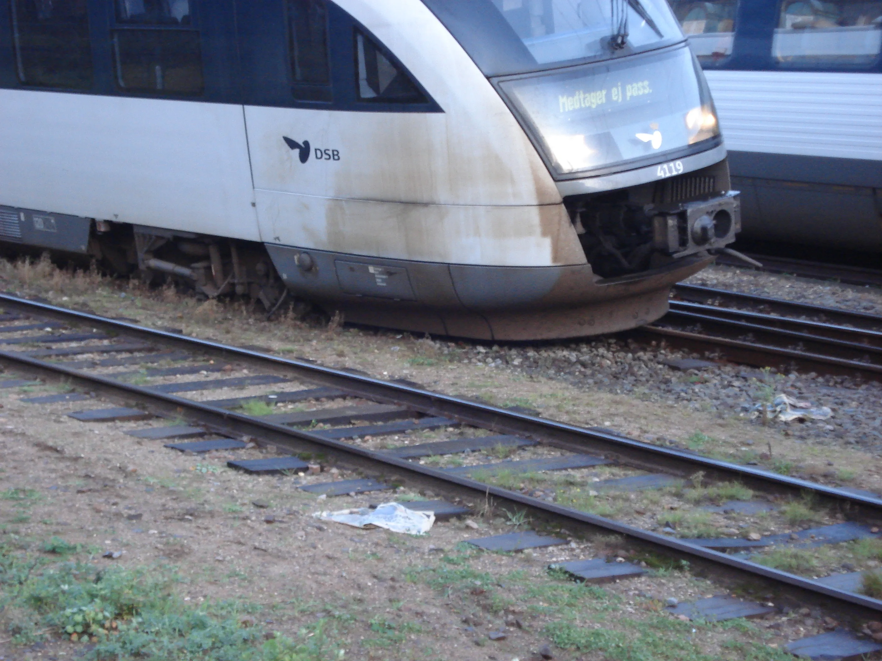 Billede af DSB MQ 4119-4919, som er afsporet ved Odense Banegård Center.