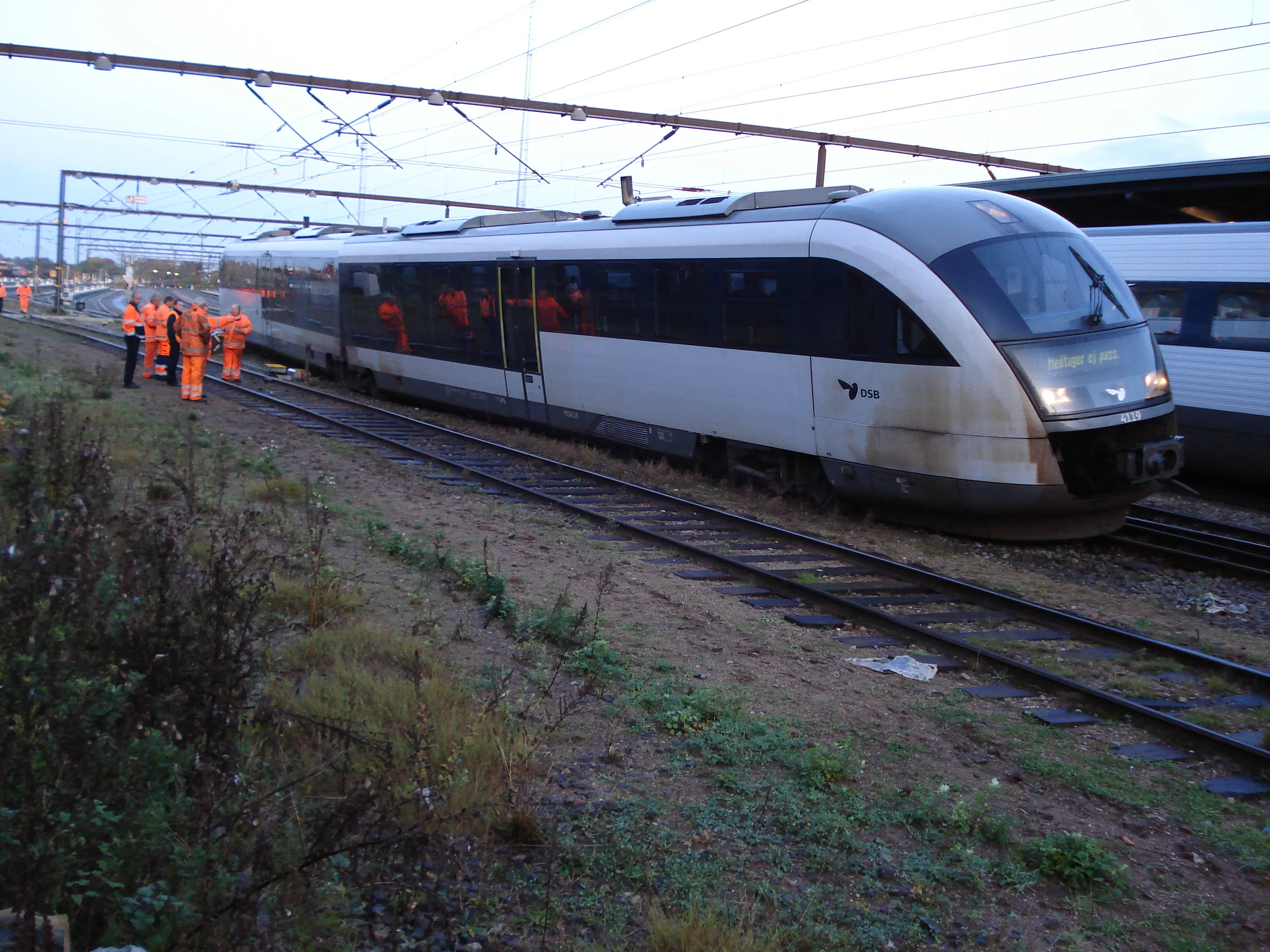 Billede af DSB MQ 4119-4919, som er afsporet ved Odense Banegård Center.