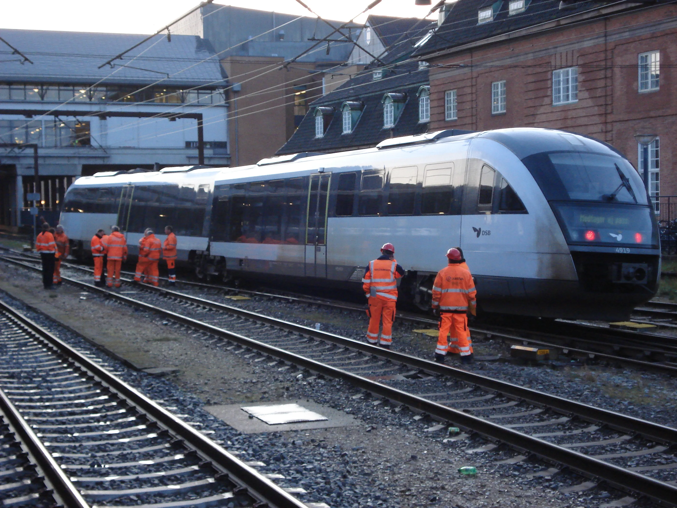 Billede af DSB MQ 4119-4919, som er afsporet ved Odense Banegård Center.