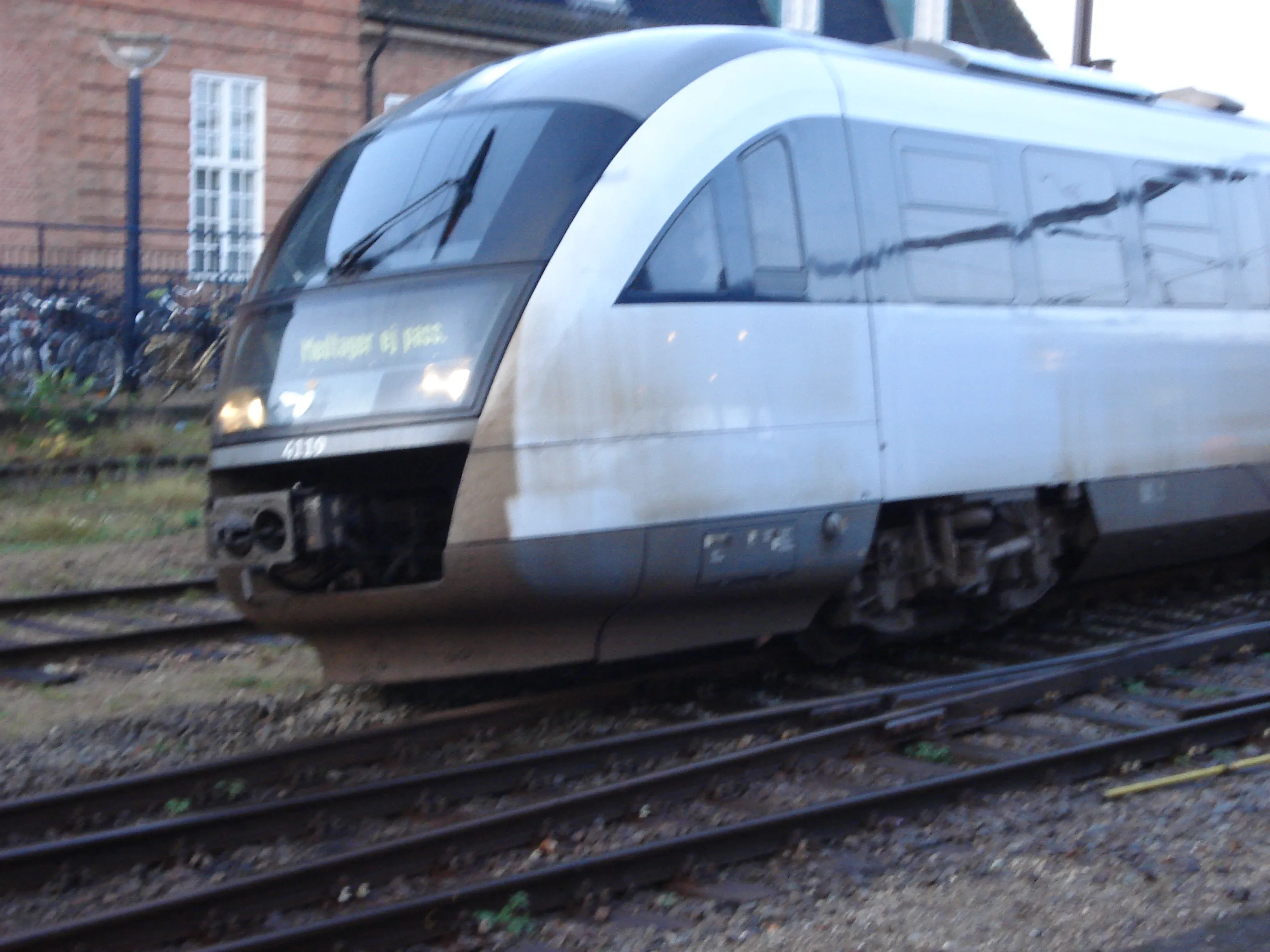 Billede af DSB MQ 4119-4919, som er afsporet ved Odense Banegård Center.