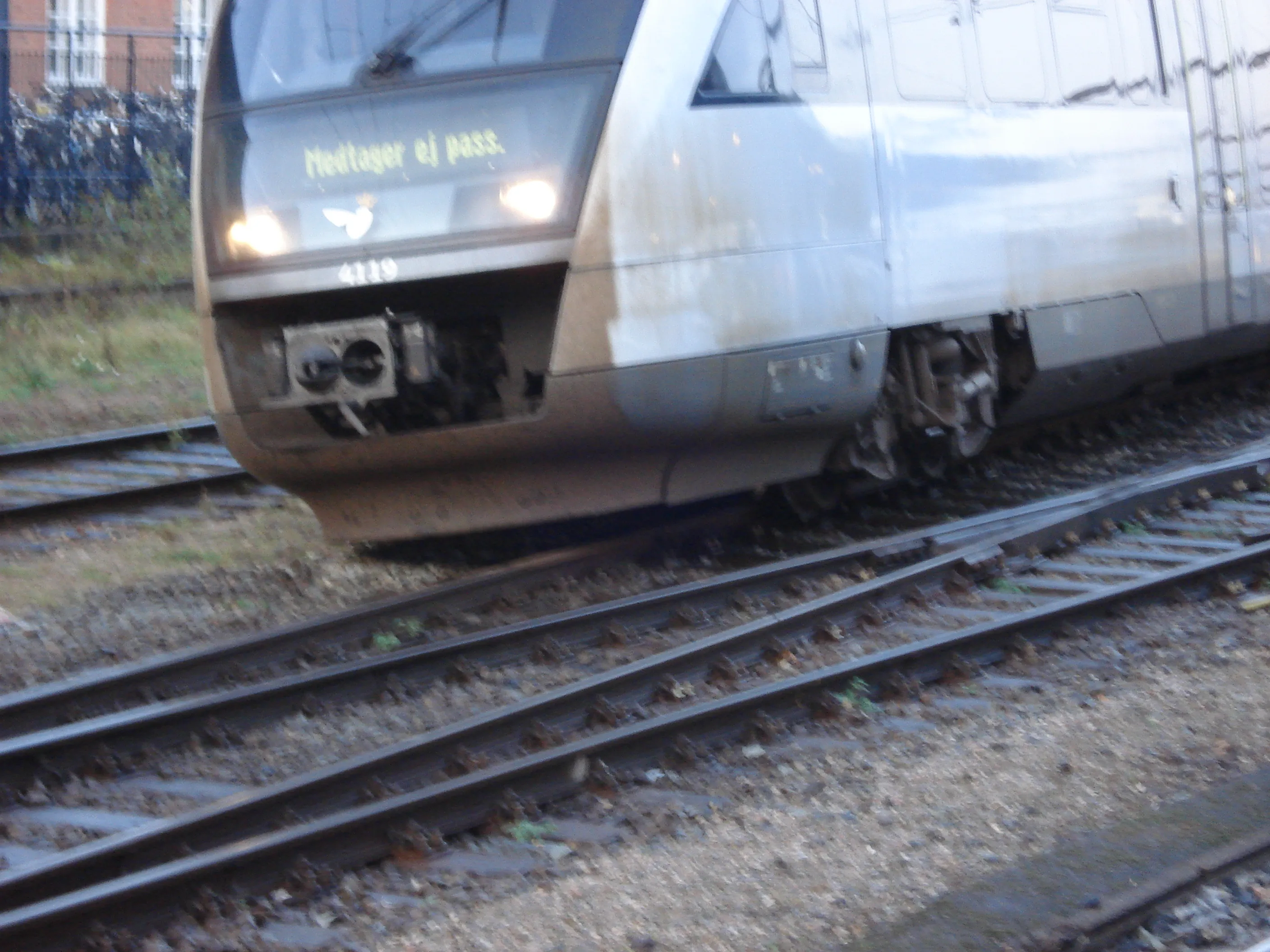 Billede af DSB MQ 4119-4919, som er afsporet ved Odense Banegård Center.