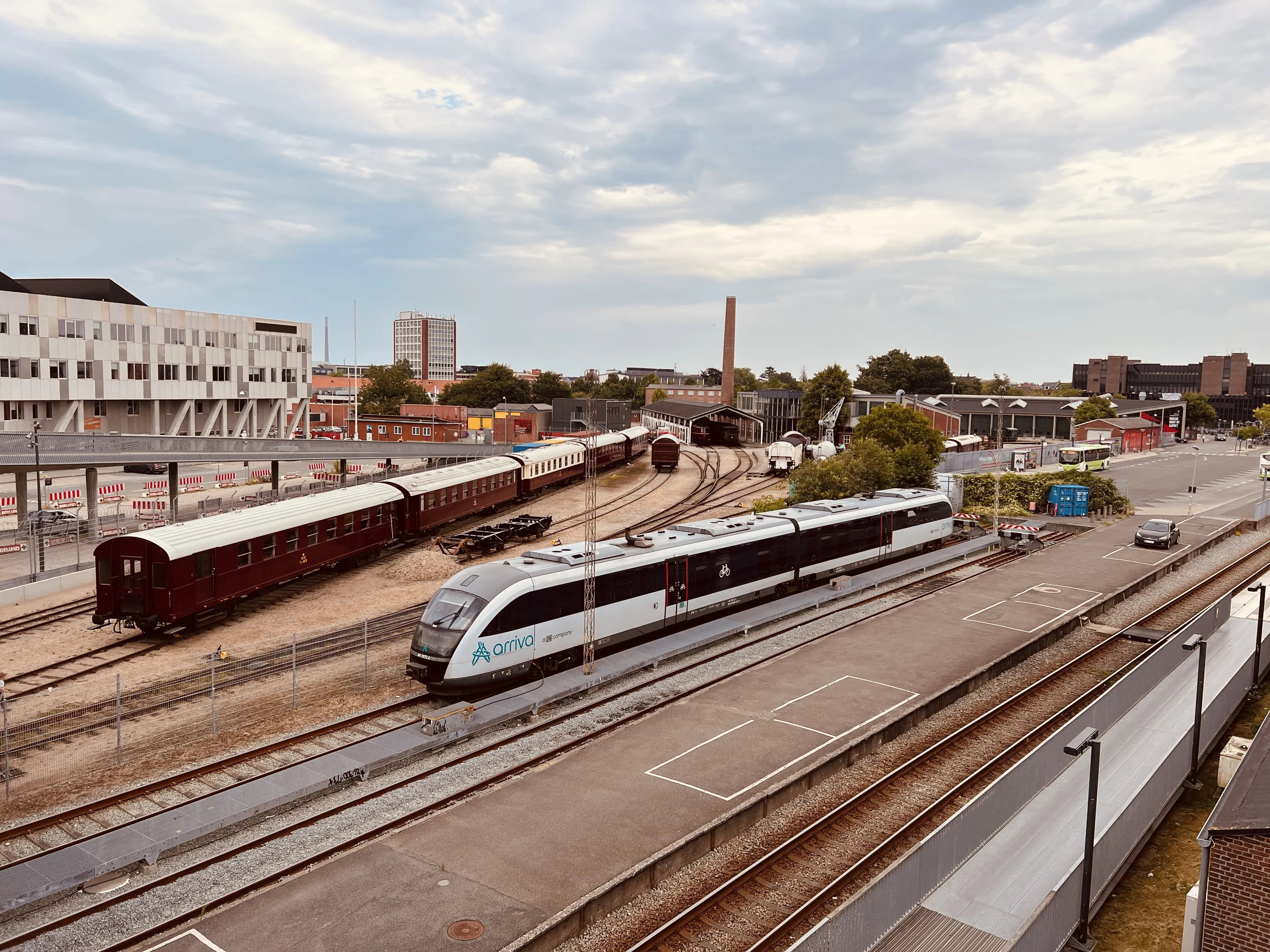 Billede af ARRIVA AR 3072, tidligere DSB MQ 4122-4922 fotograferet ud for Odense Banegård Center.