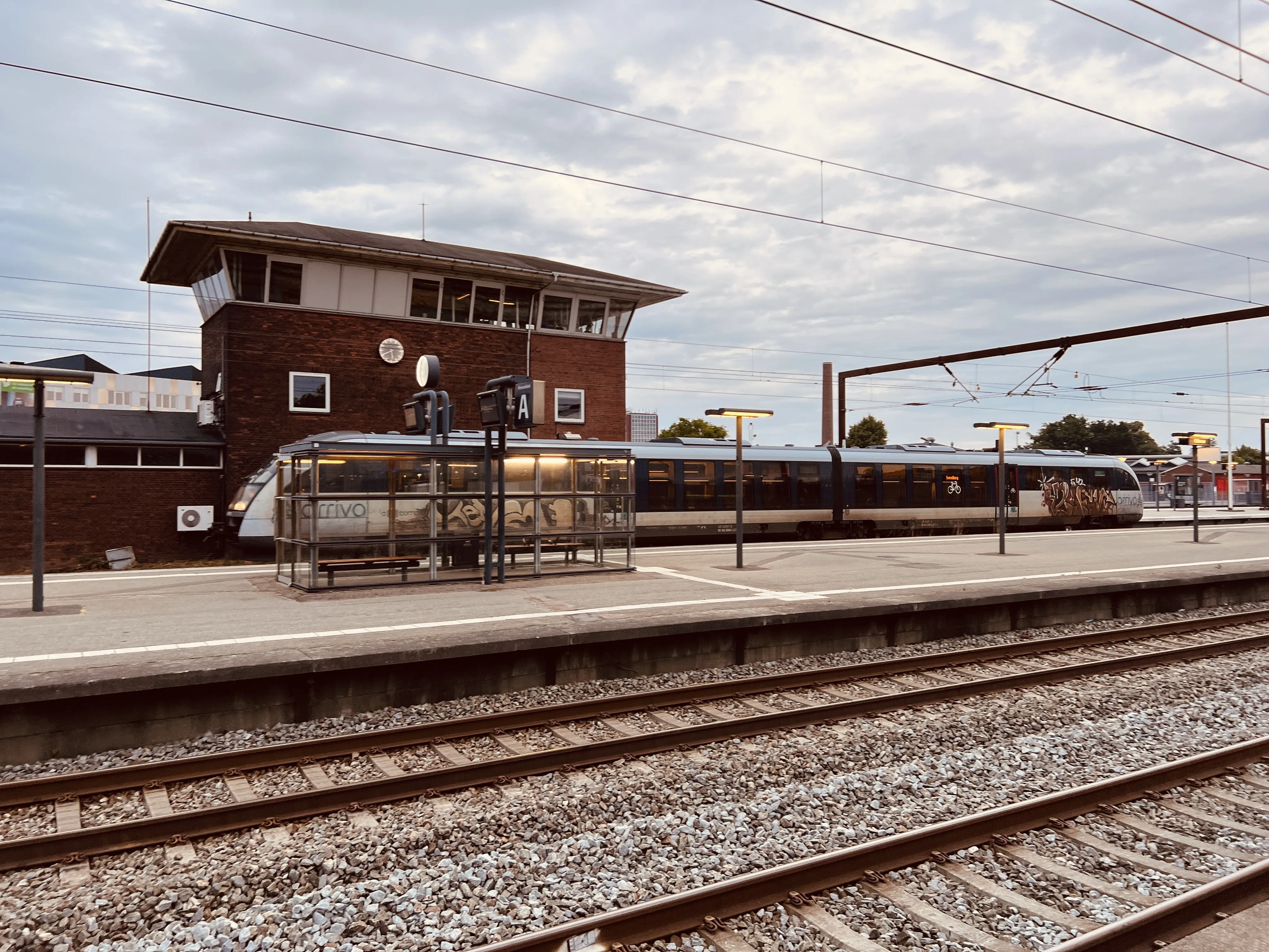 Billede af ARRIVA AR 4087, tidligere DSB MQ 4127-4927 fotograferet ud for Odense Banegård Center.