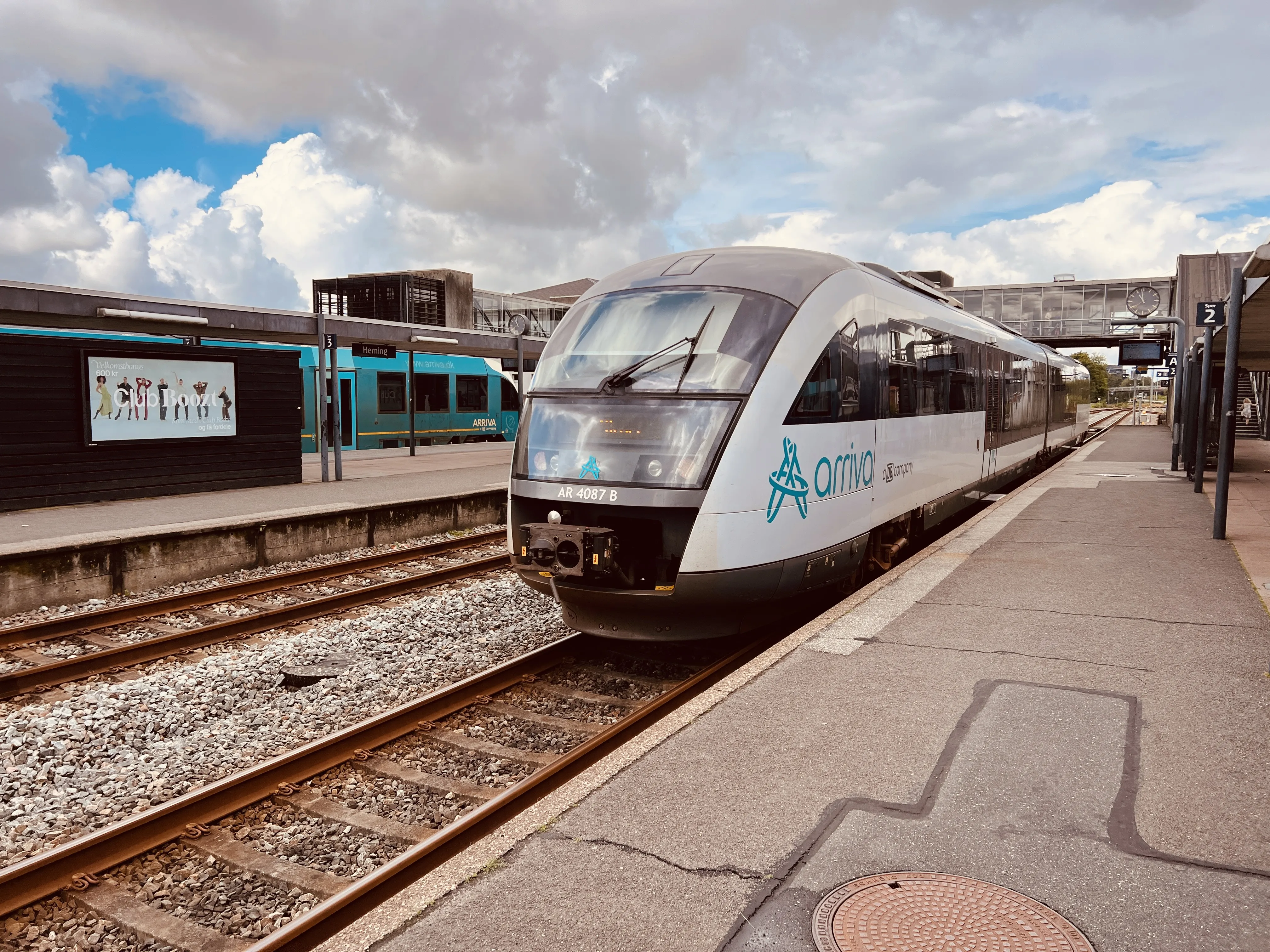 Billede af ARRIVA AR 4087, tidligere DSB MQ 4127-4927 fotograferet ud for Herning Banegård Center.