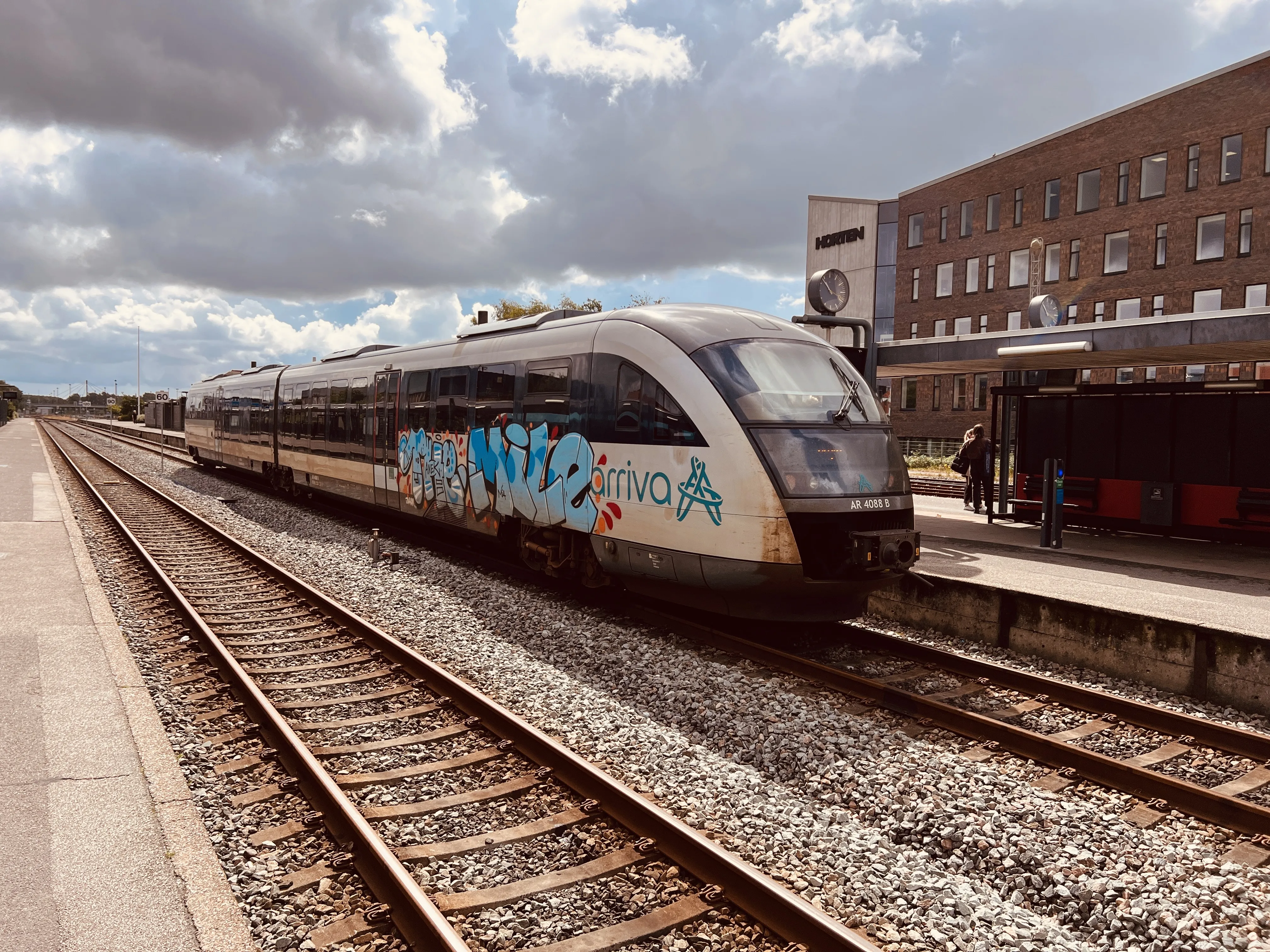 Billede af ARRIVA AR 4088, tidligere DSB MQ 4128-4928 fotograferet ud for Herning Banegård Center.