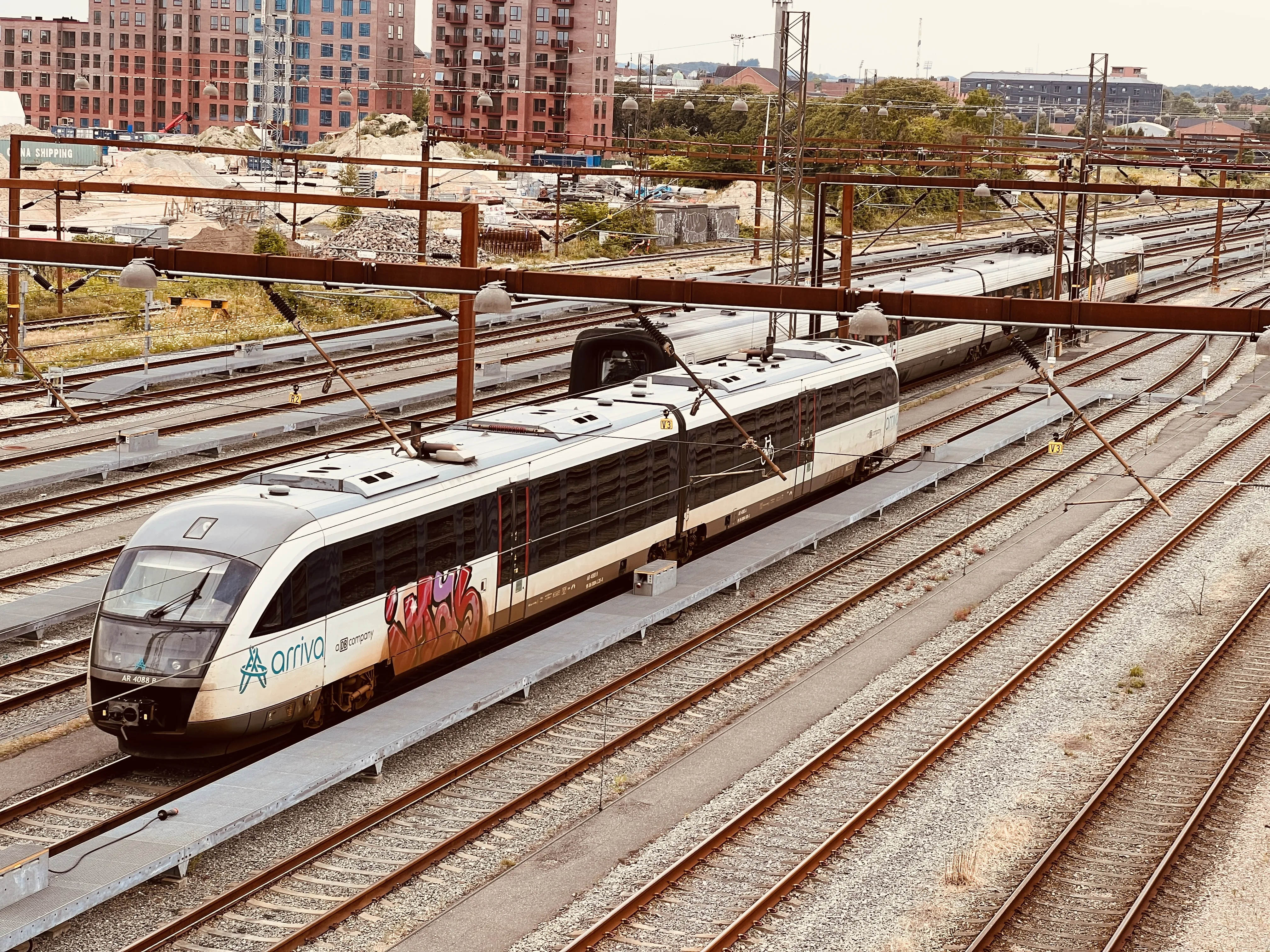 Billede af ARRIVA AR 4088, tidligere DSB MQ 4128-4928 fotograferet ud for Odense Banegård Center.