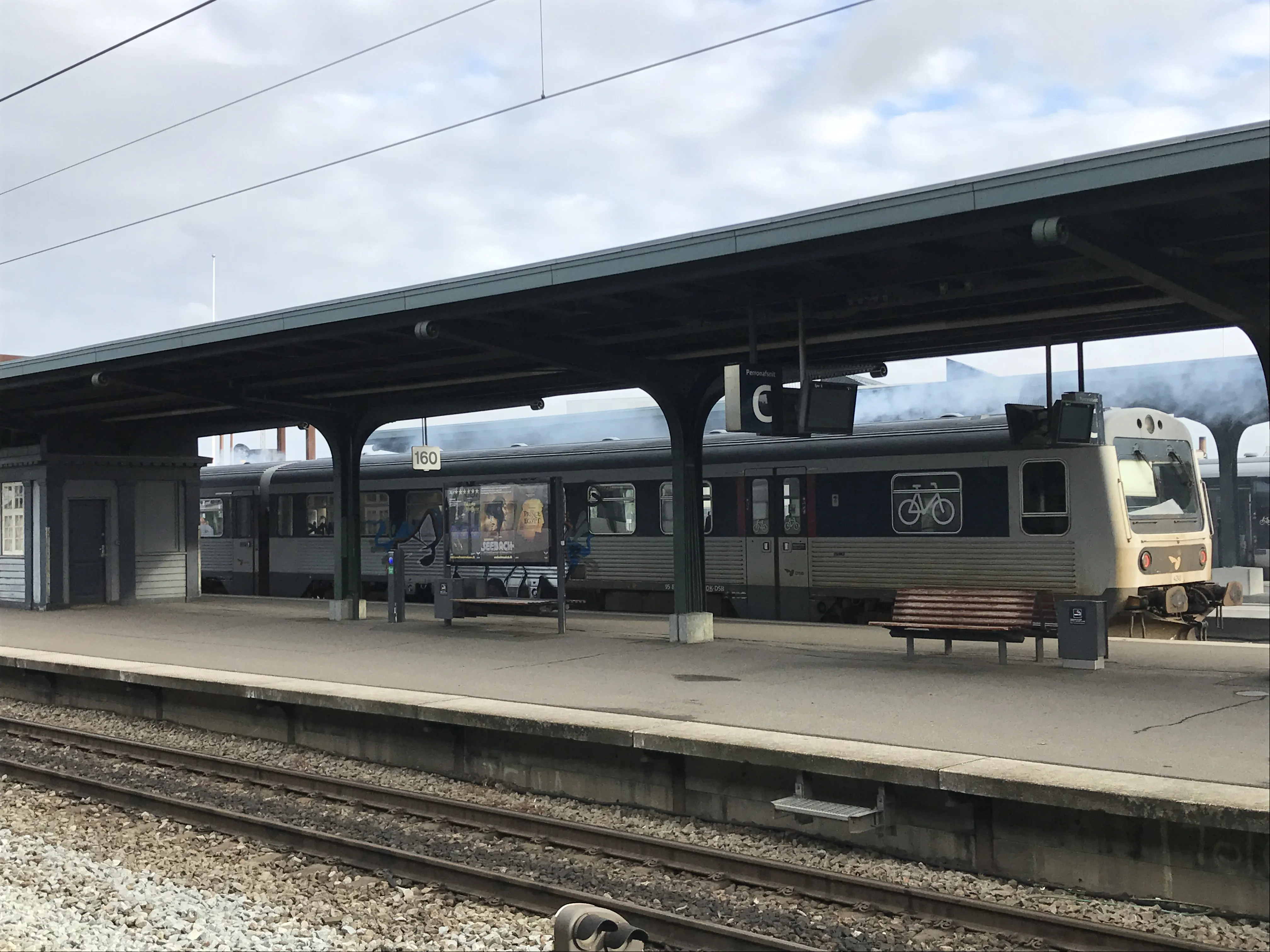 Billede af DSB MRD 4241 fotograferet ud for Odense Banegård Center.