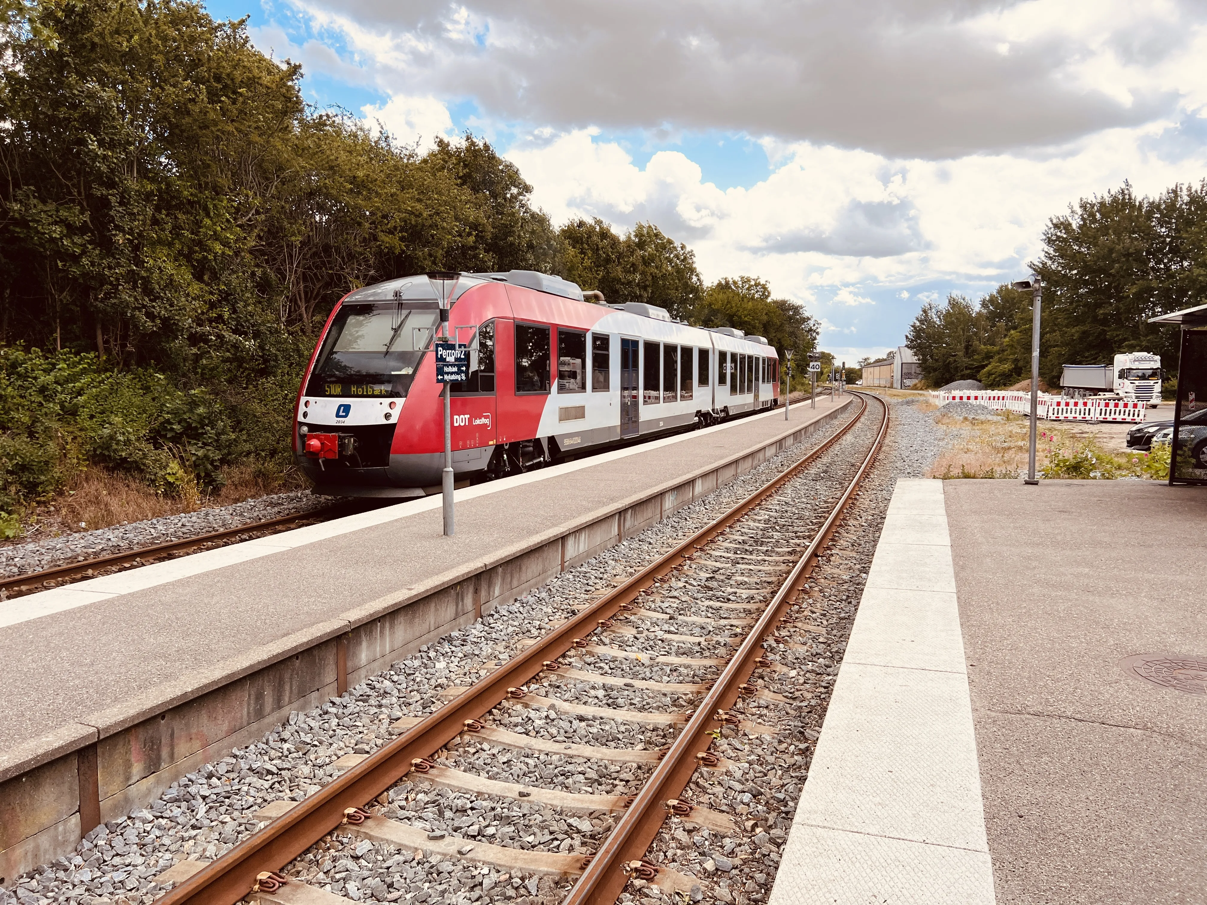 Billede af LT 2034-2134, tidligere LB 102-202 fotograferet ud for Fårevejle Station.