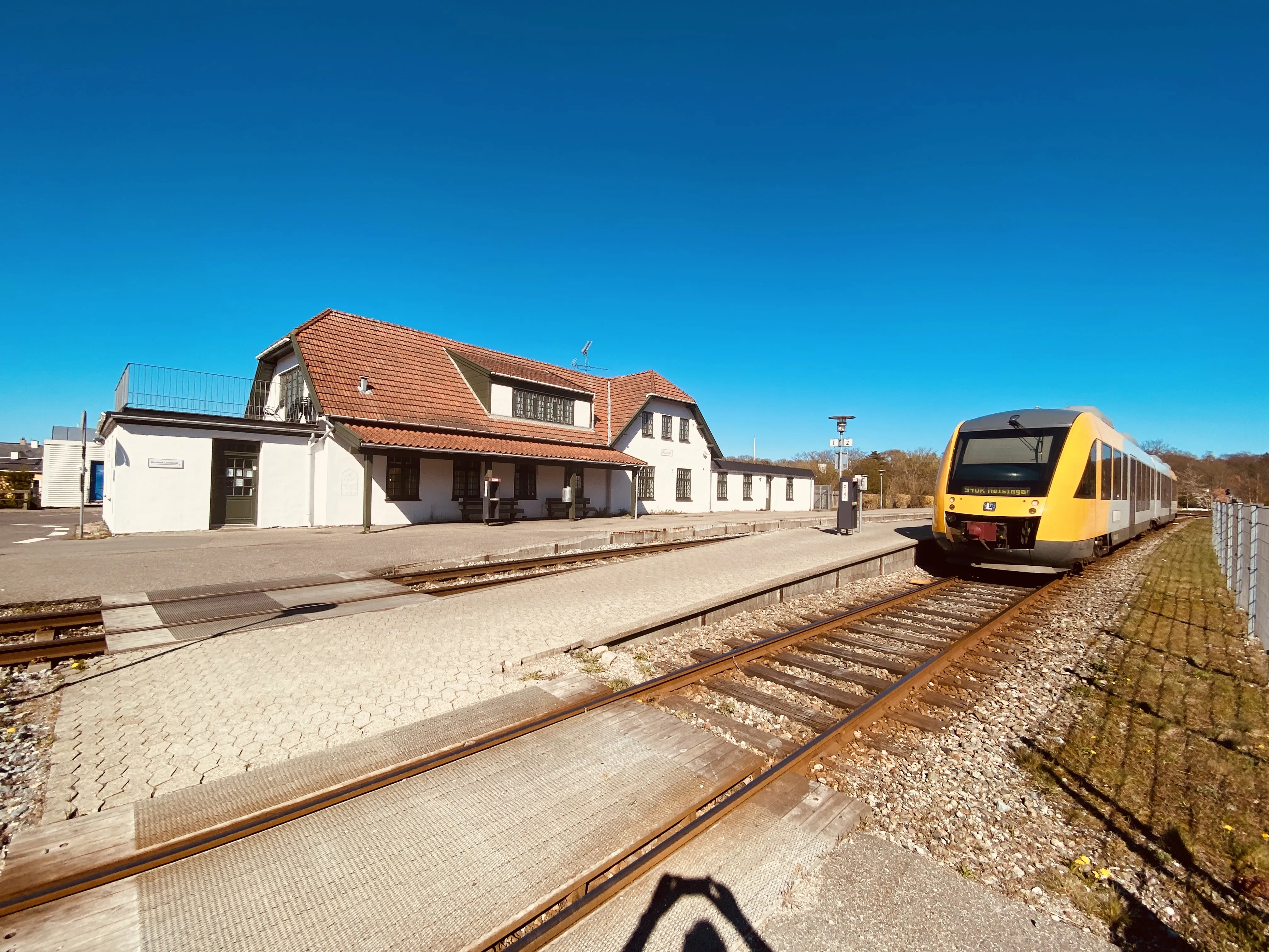 Billede af LT 107-207, tidligere LB 107-207 fotograferet ud for Hornbæk Station.