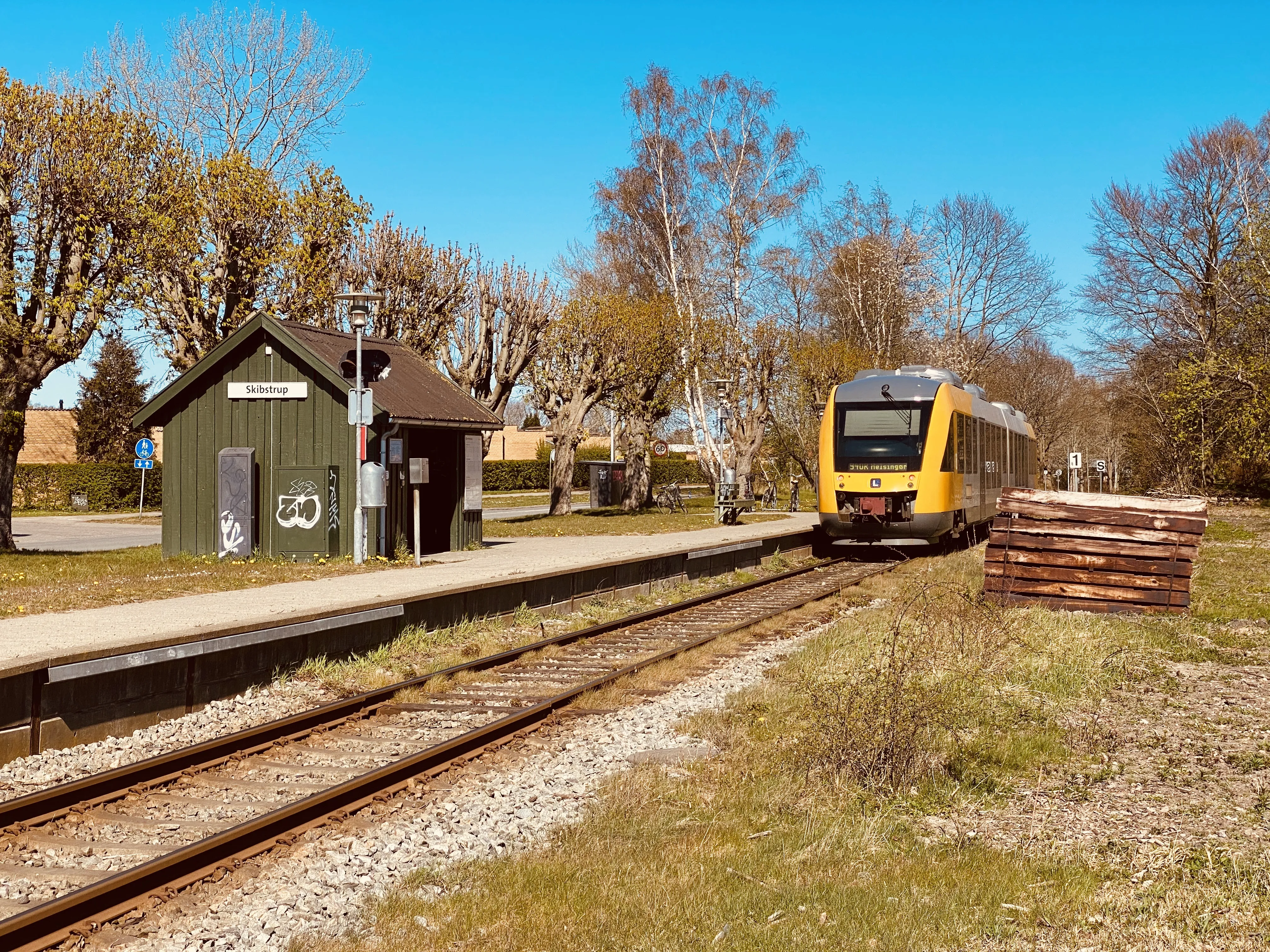 Billede af LT 111-211, tidligere LB 111-211 fotograferet ud for Skibstrup Trinbræt.