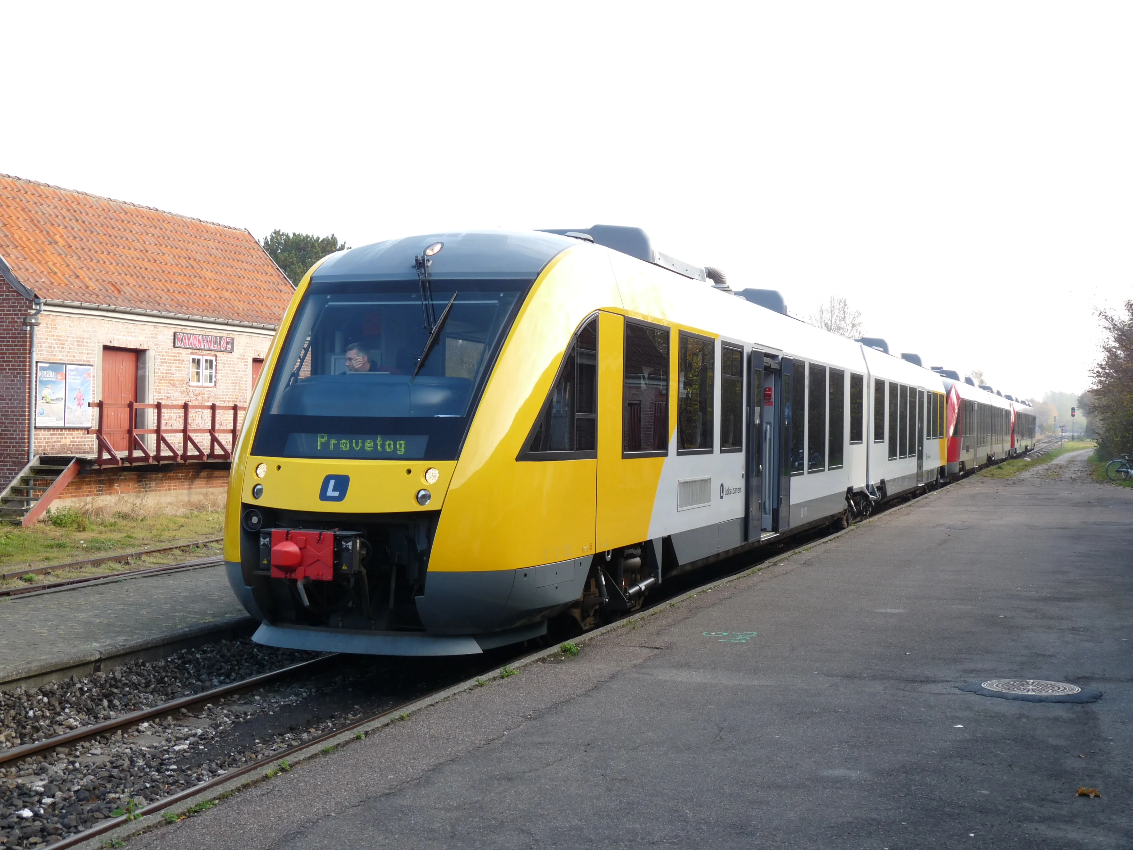 Billede af LB 117-217 - under prøvekørsel med 3 sammenkoblede togsæt - fotograferet ud for Tisvildeleje Station.