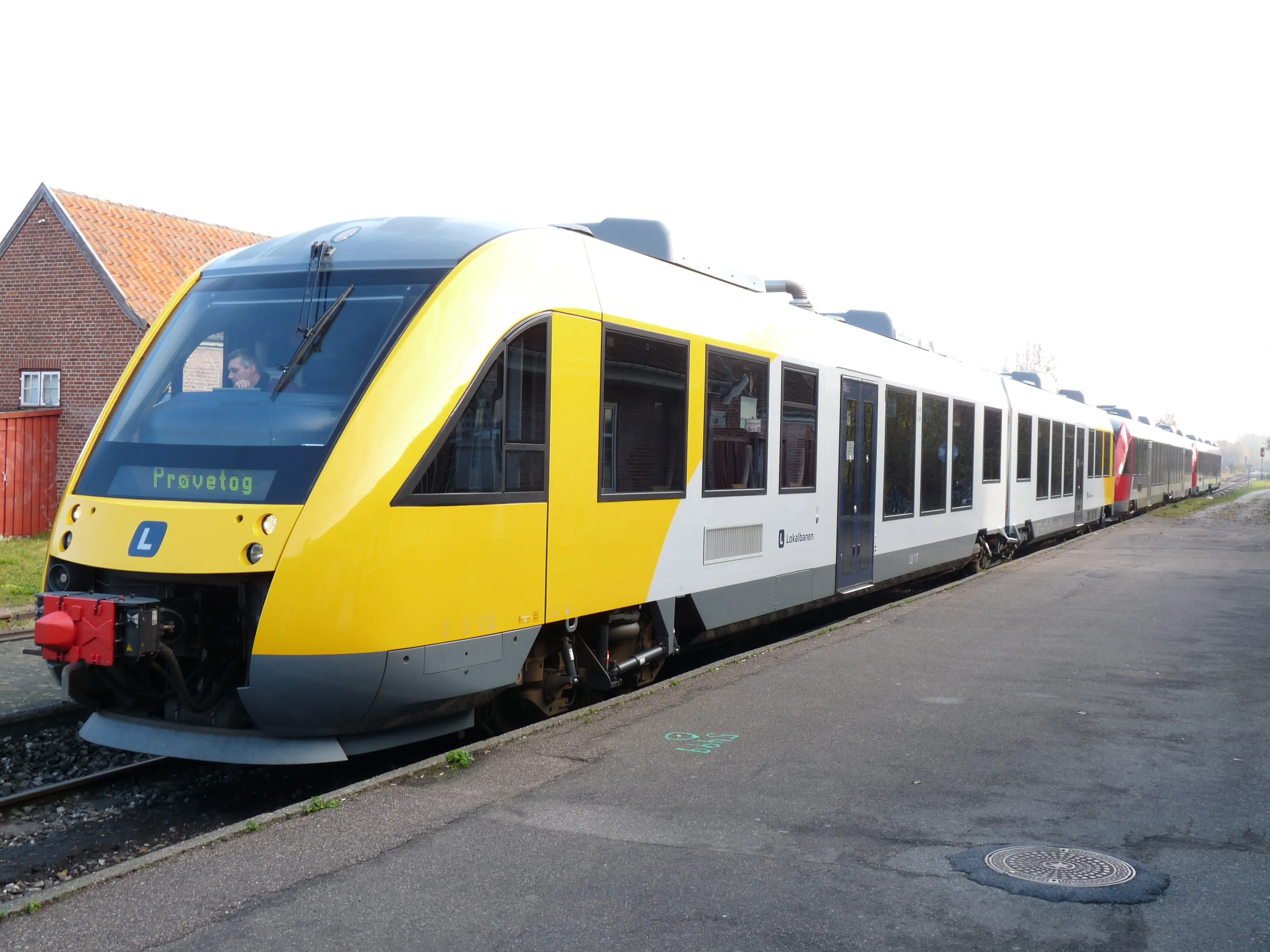 Billede af LB 117-217 - under prøvekørsel med 3 sammenkoblede togsæt - fotograferet ud for Tisvildeleje Station.