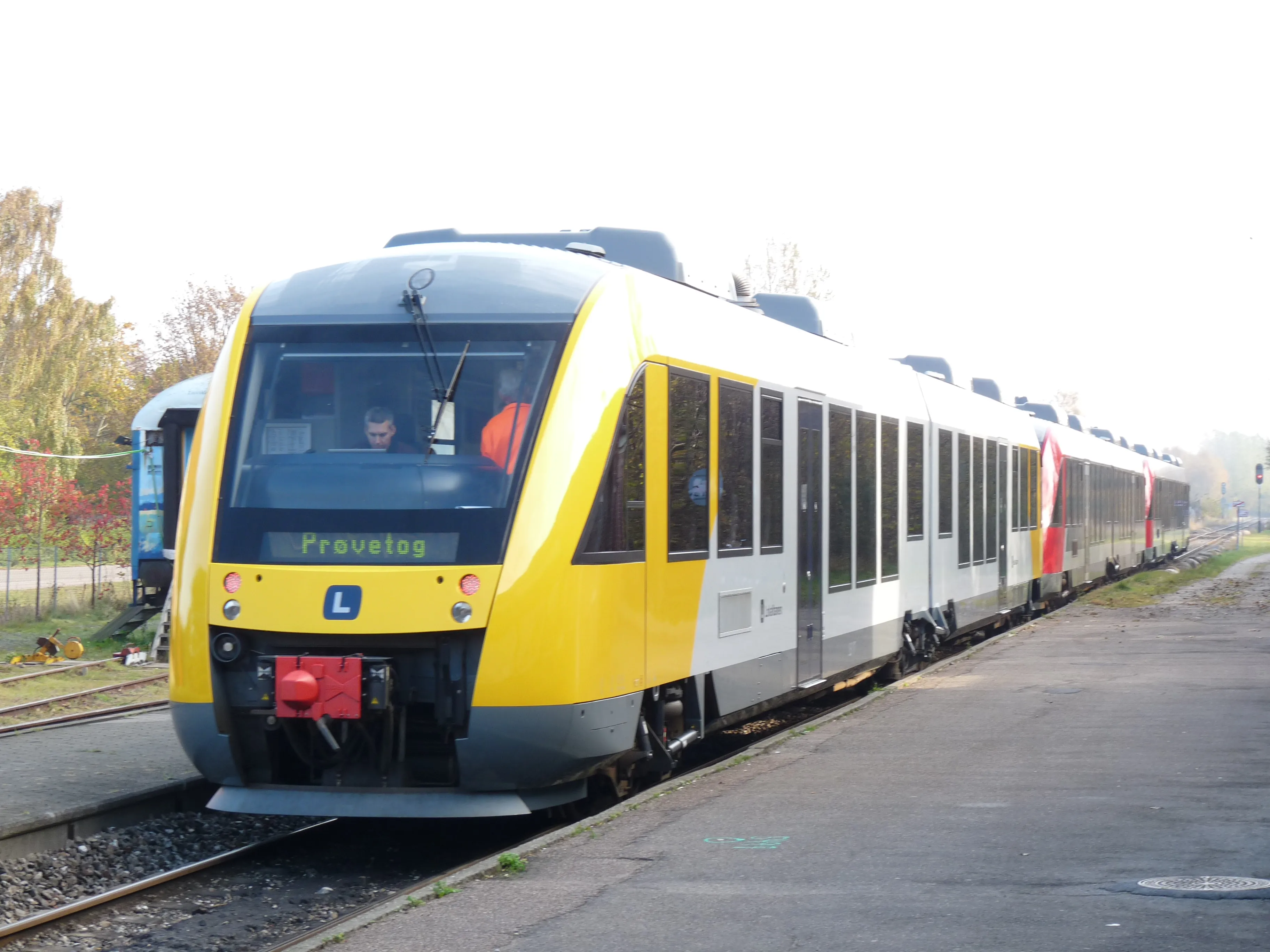 Billede af LB 117-217 - under prøvekørsel med 3 sammenkoblede togsæt - fotograferet ud for Tisvildeleje Station.