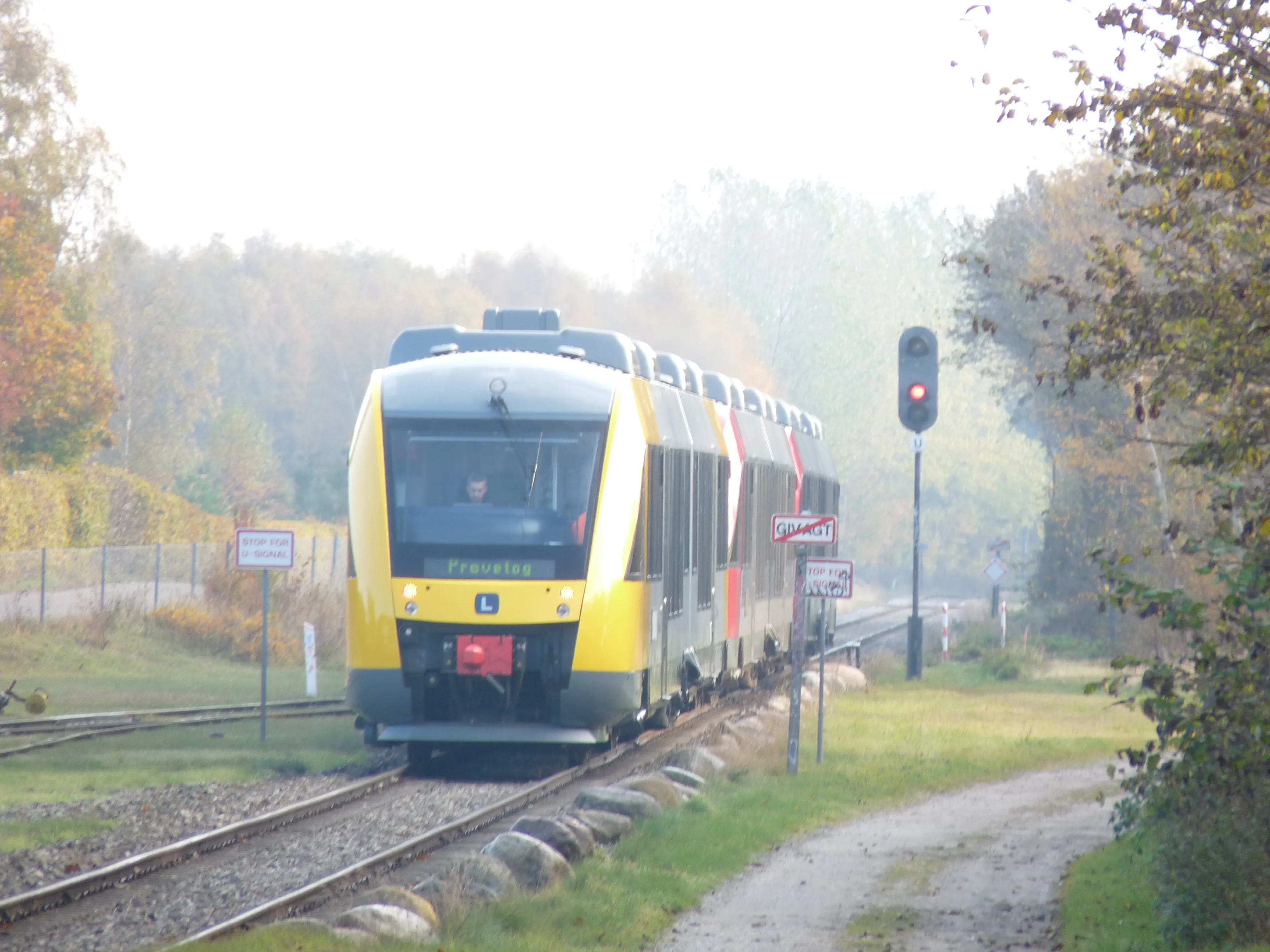 Billede af LB 117-217 - under prøvekørsel med 3 sammenkoblede togsæt - fotograferet ud for Tisvildeleje Station.