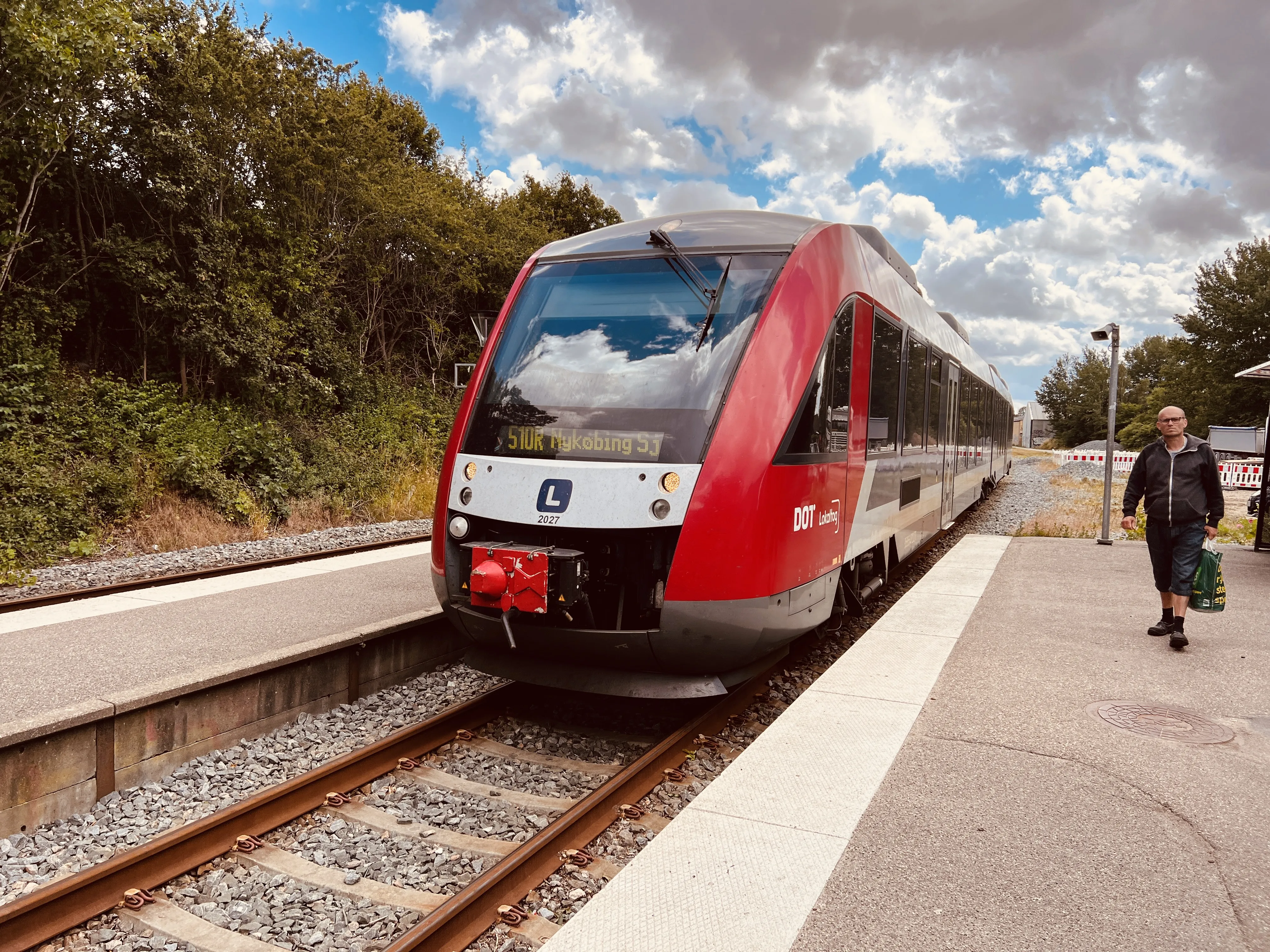 Billede af LT 2037-2137, tidligere RTOG 2037-2137 fotograferet ud for Fårevejle Station.