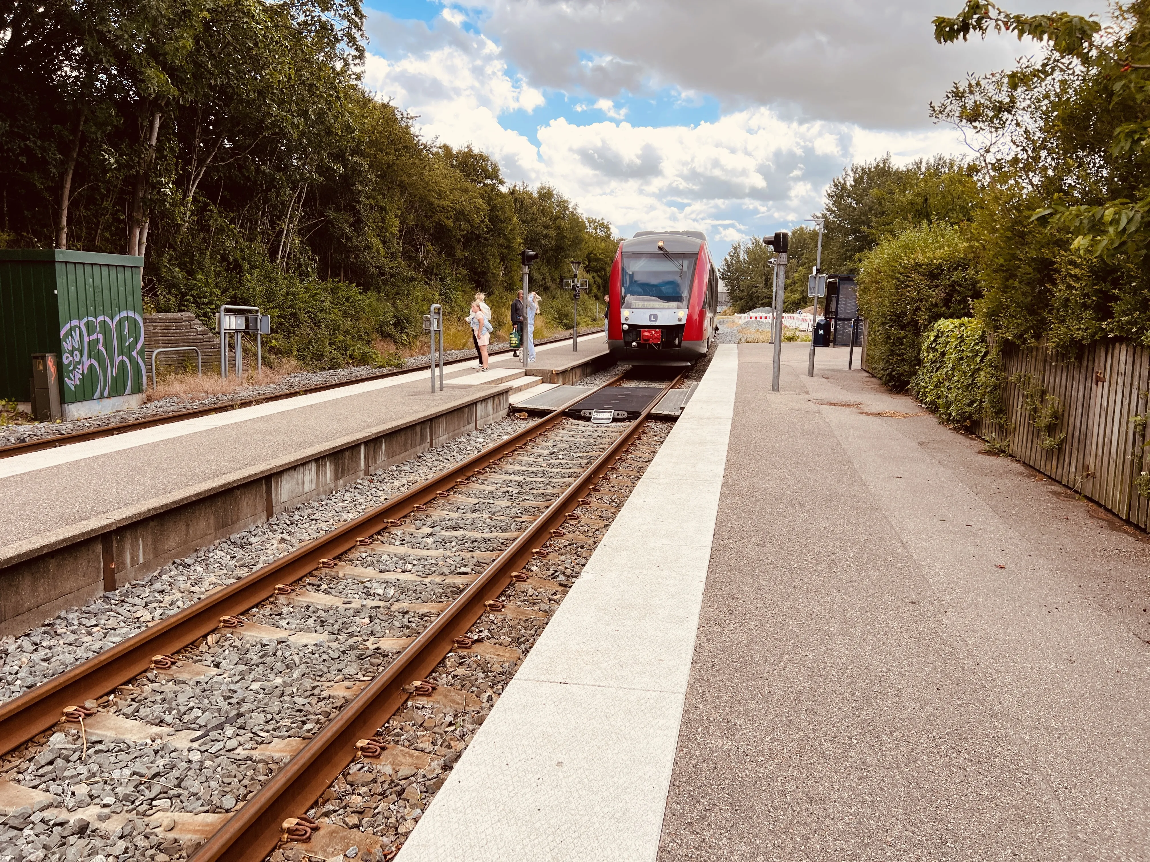 Billede af LT 2037-2137, tidligere RTOG 2037-2137 fotograferet ud for Fårevejle Station.