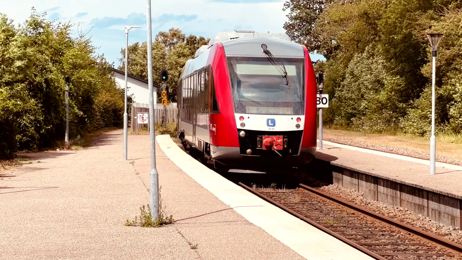 Billede af LT 2037-2137, tidligere RTOG 2037-2137 fotograferet ud for Hørve Station.