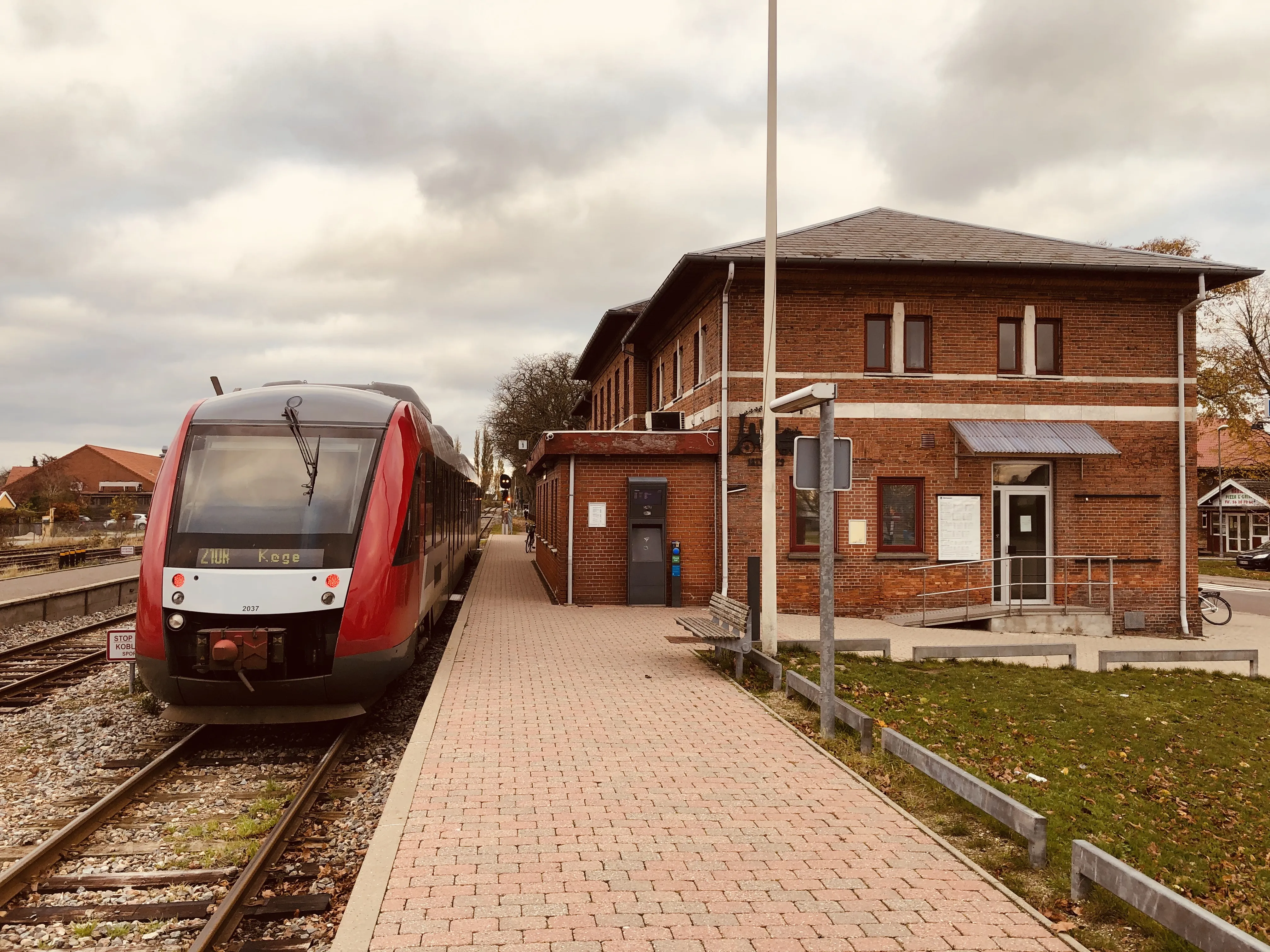 Billede af LT 2037-2137, tidligere RTOG 2037-2137 fotograferet ud for Hårlev Station.