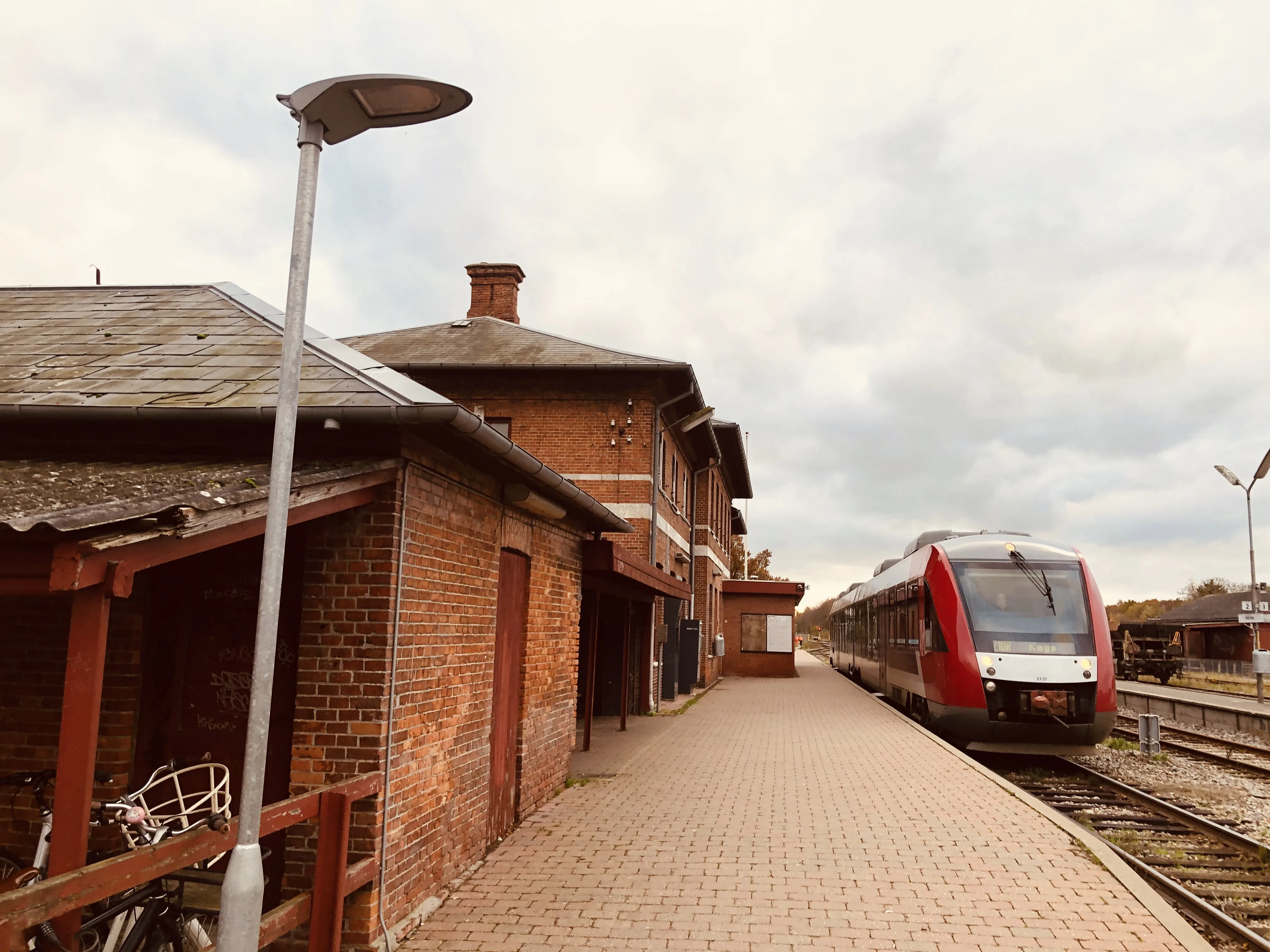 Billede af LT 2037-2137, tidligere RTOG 2037-2137 fotograferet ud for Hårlev Station.