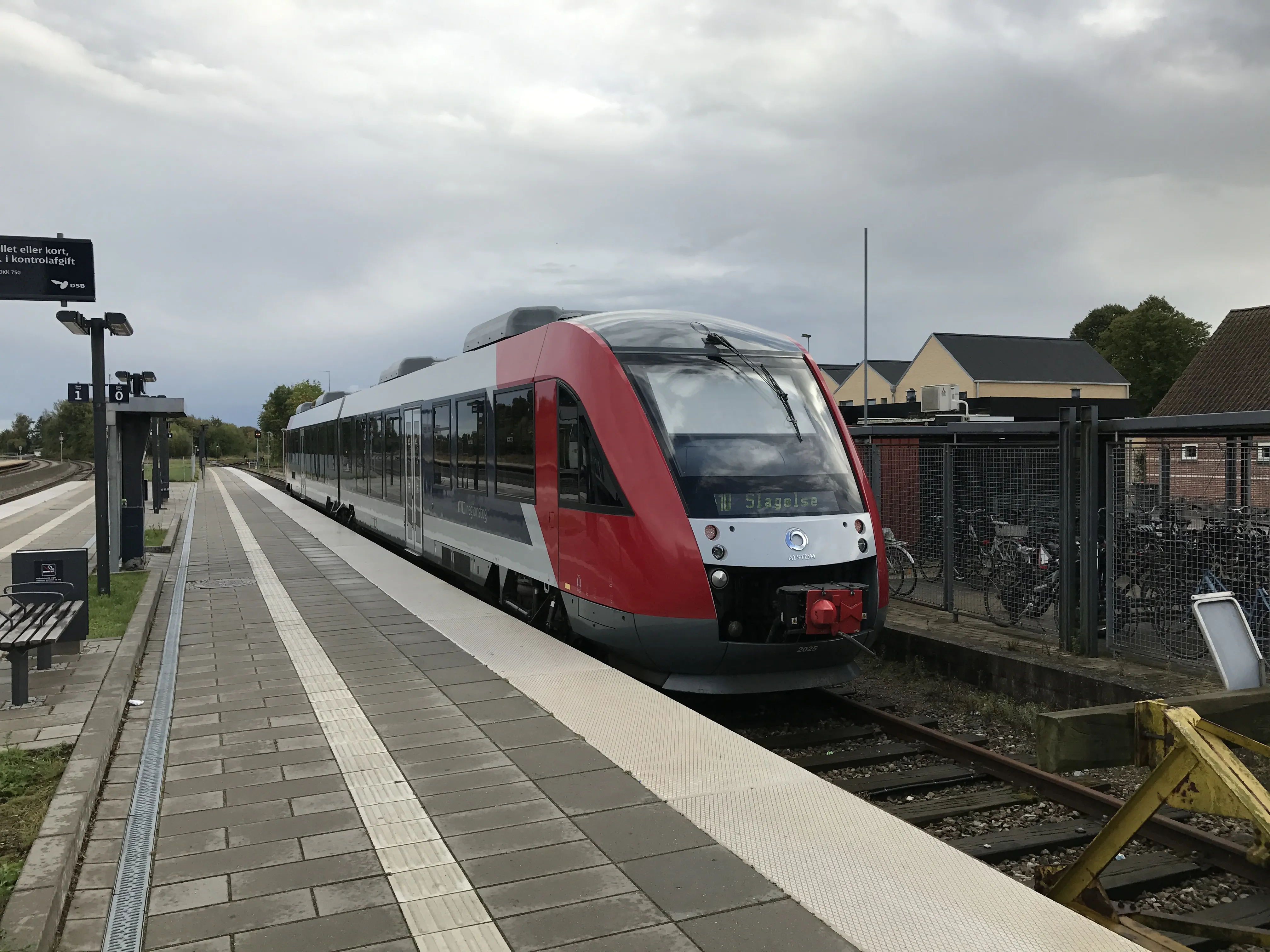 Billede af LT 2025-2125, tidligere VL 2025-2125 fotograferet ud for Tølløse Station.