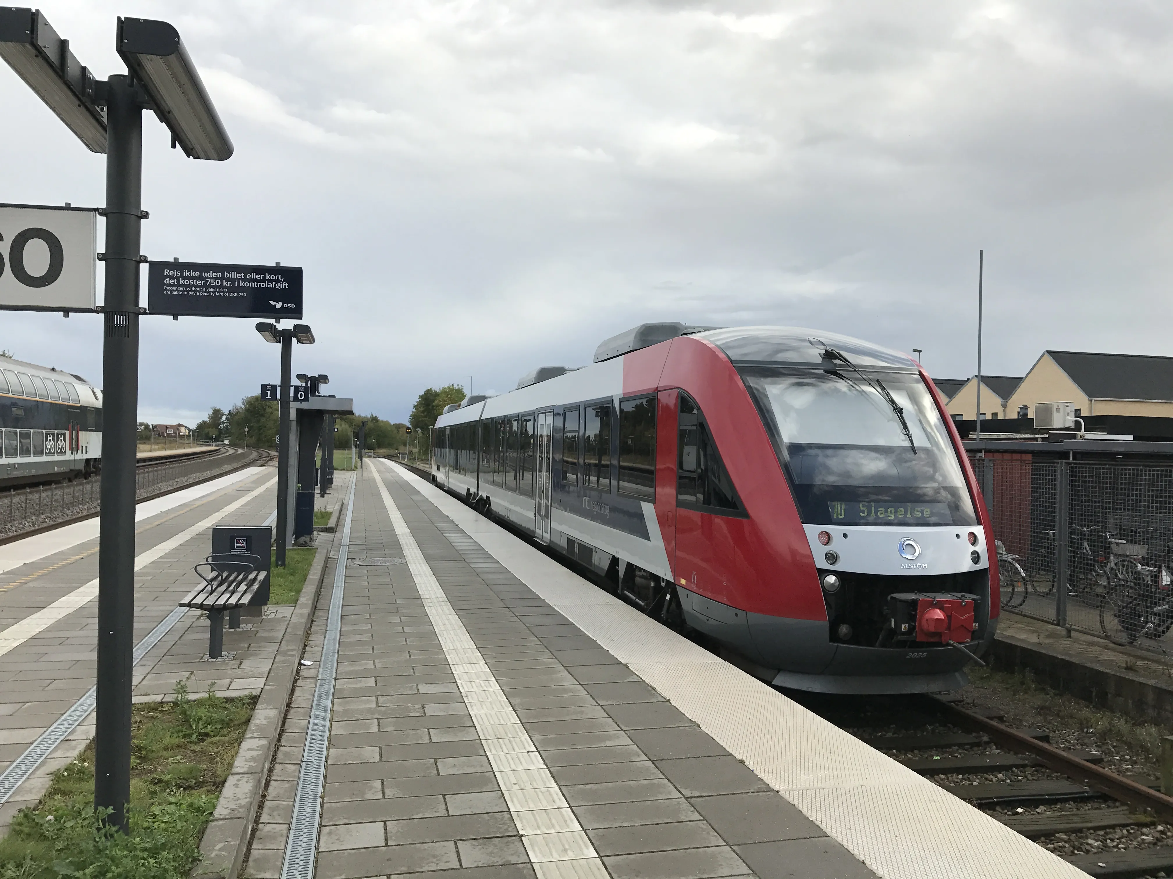 Billede af LT 2025-2125, tidligere VL 2025-2125 fotograferet ud for Tølløse Station.