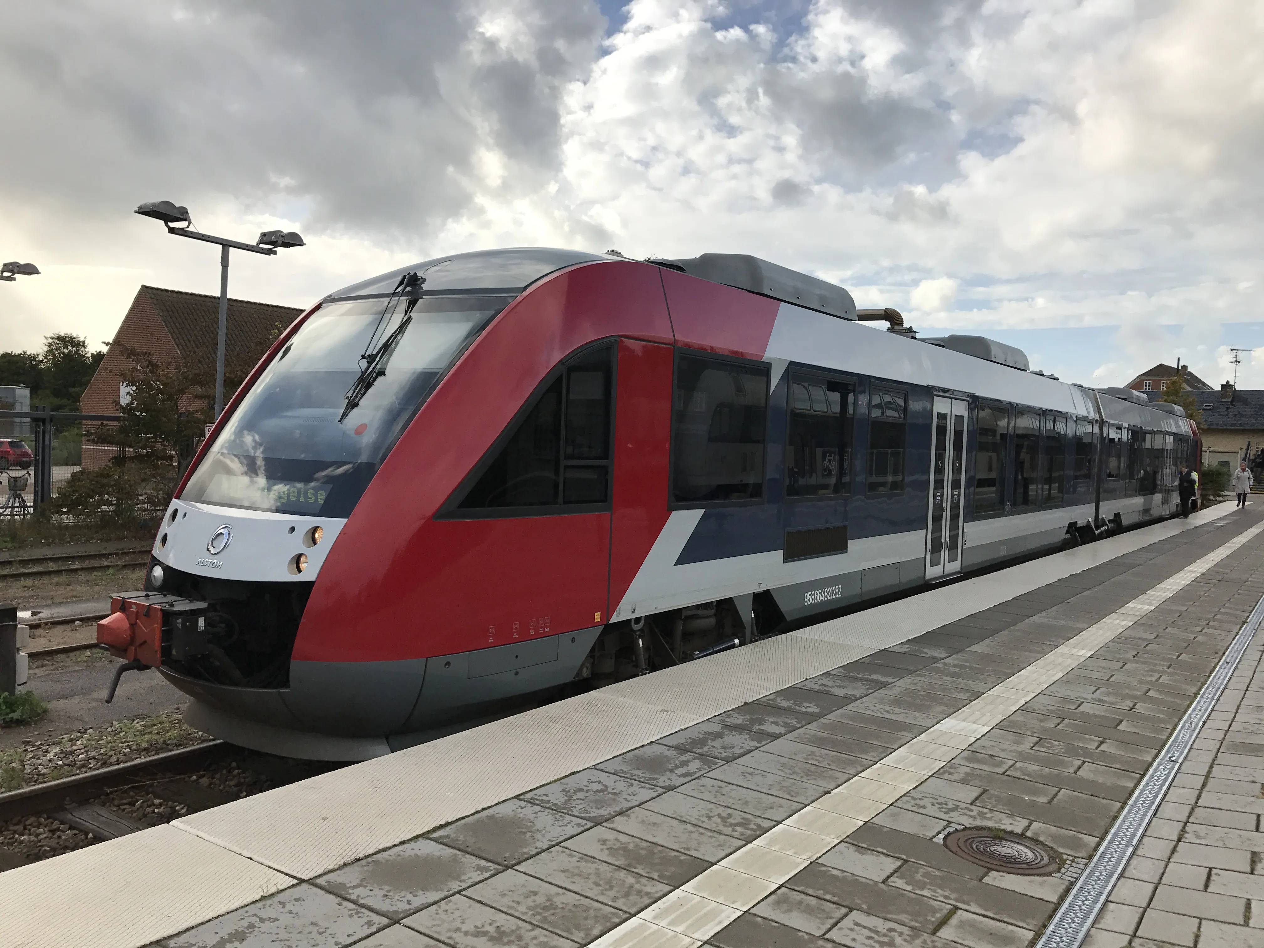 Billede af LT 2025-2125, tidligere VL 2025-2125 fotograferet ud for Tølløse Station.