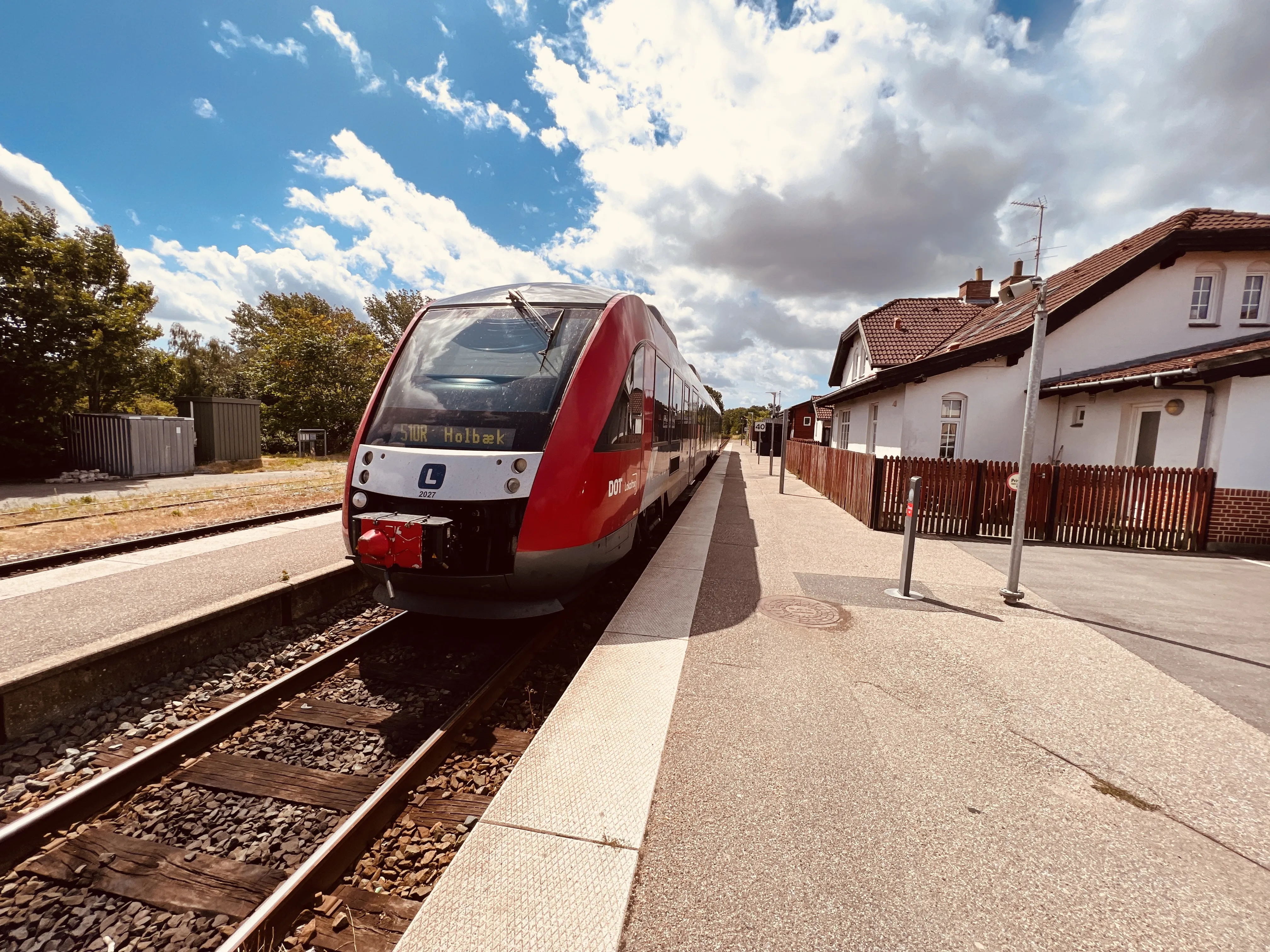 Billede af LT 2027-2127, tidligere VL 2027-2127 fotograferet ud for Højby (Sjælland) Station.