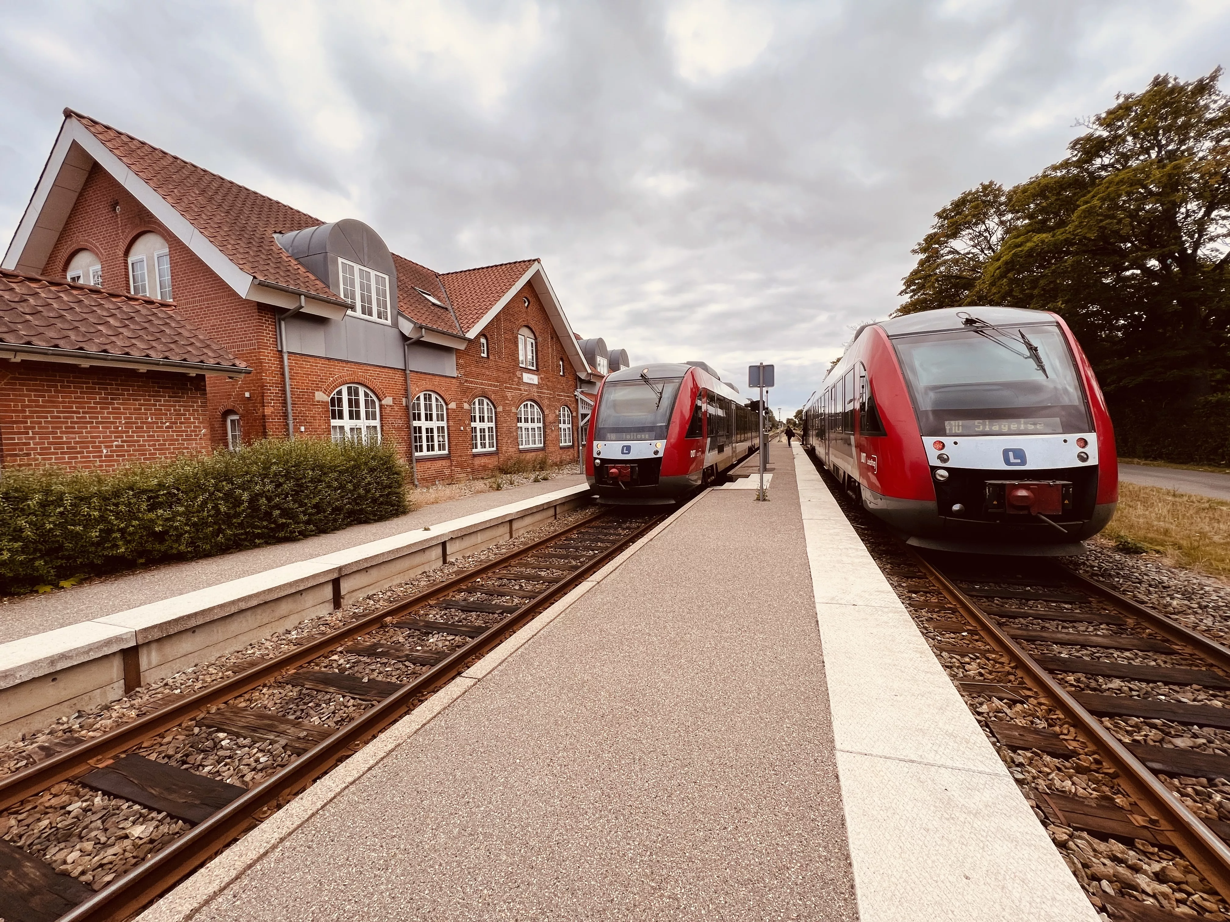 Billede af tog ud for Høng Station.