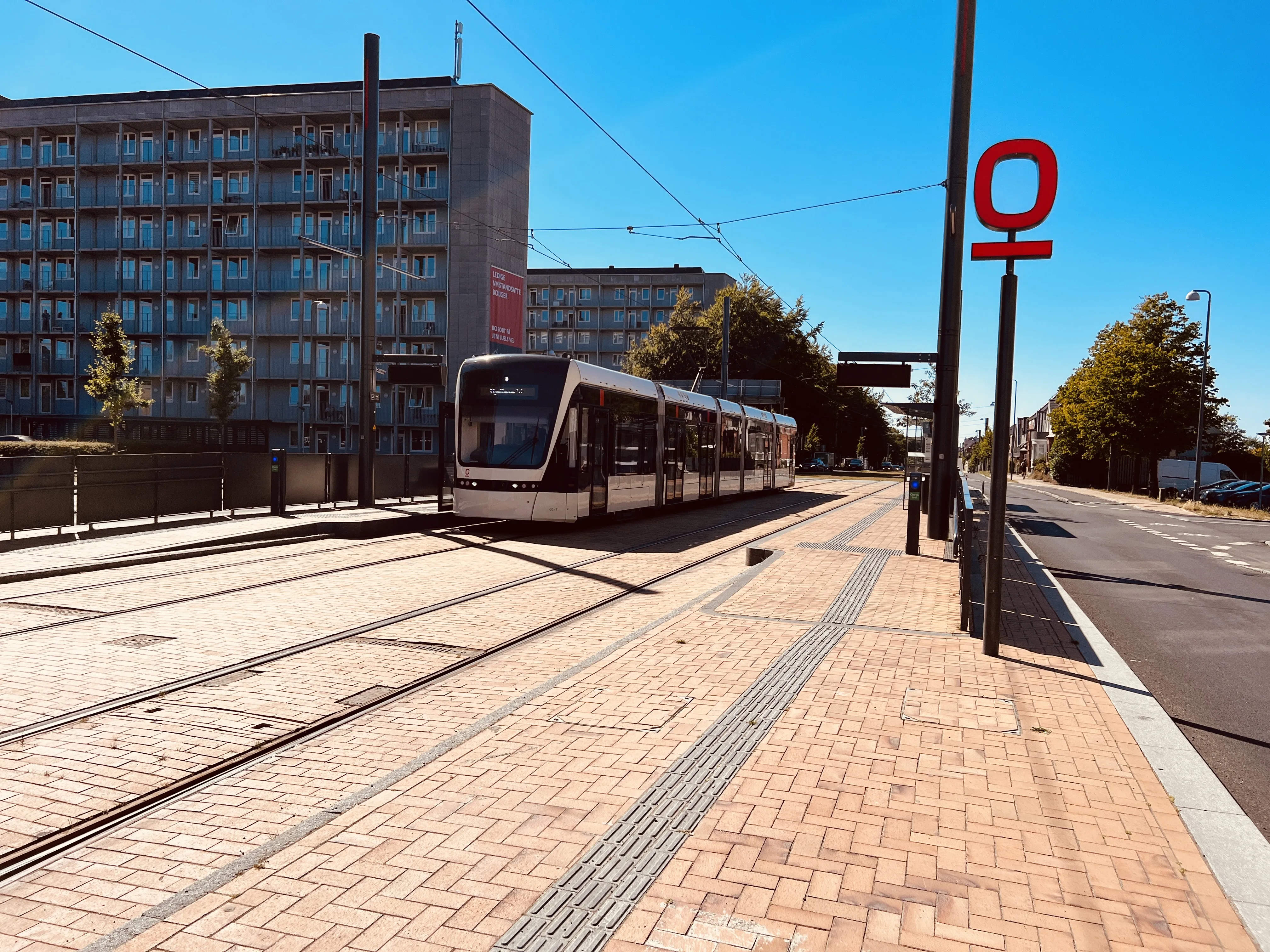 Billede af Odense Letbane togsæt 01 fotograferet ud for Korsløkke Letbanestation.