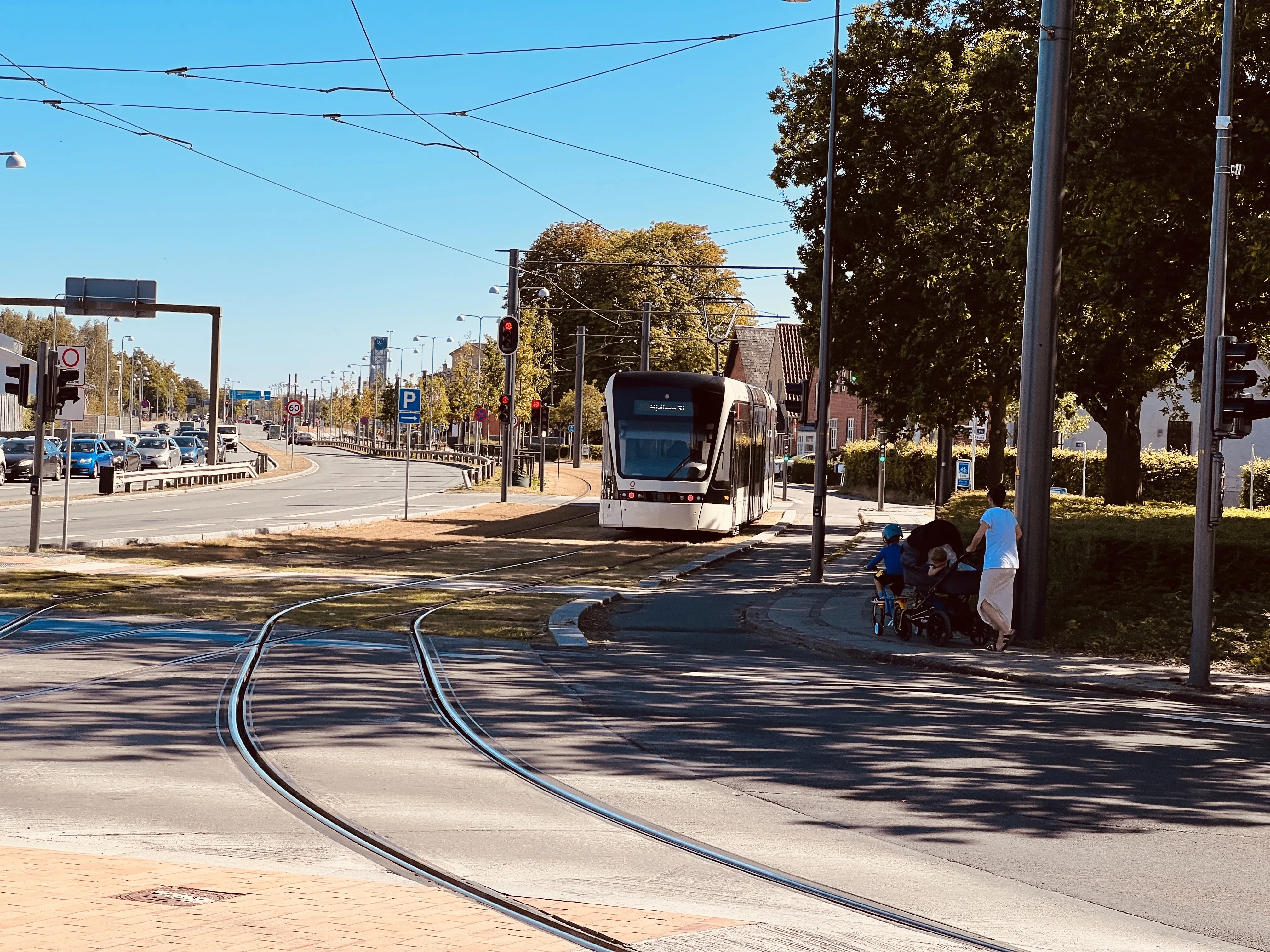 Billede af Odense Letbane togsæt 01 fotograferet ud for Korsløkke Letbanestation.