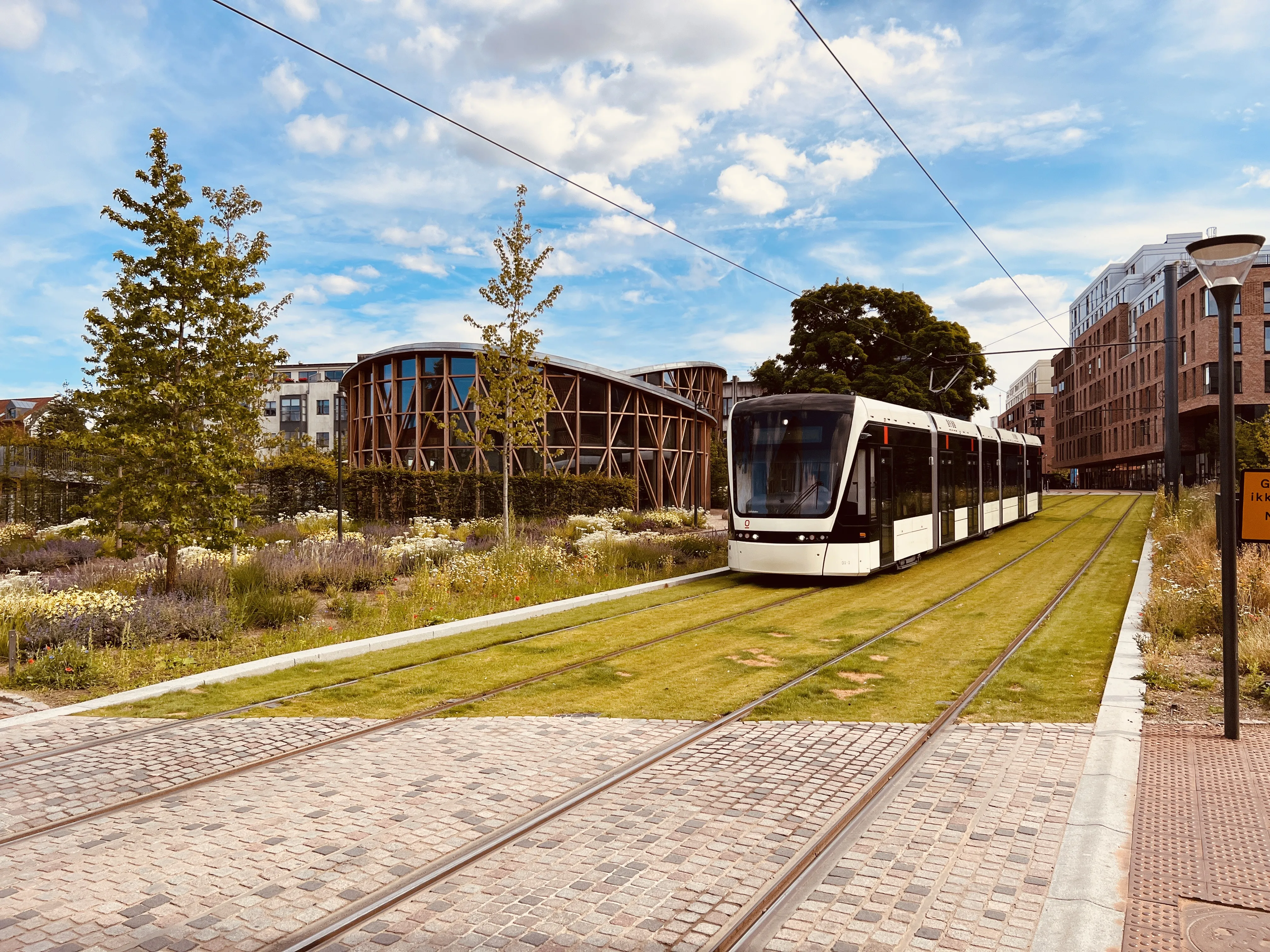 Billede af Odense Letbane togsæt 01 fotograferet ud for Odeon Letbanestation.