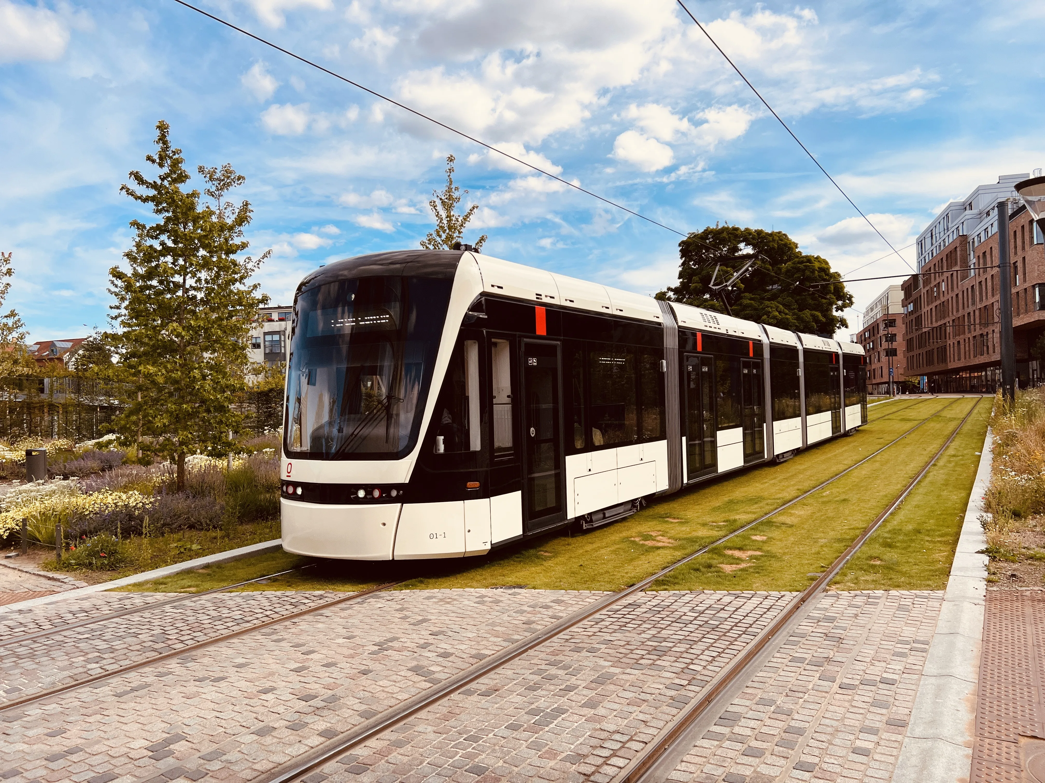 Billede af Odense Letbane togsæt 01 fotograferet ud for Odeon Letbanestation.