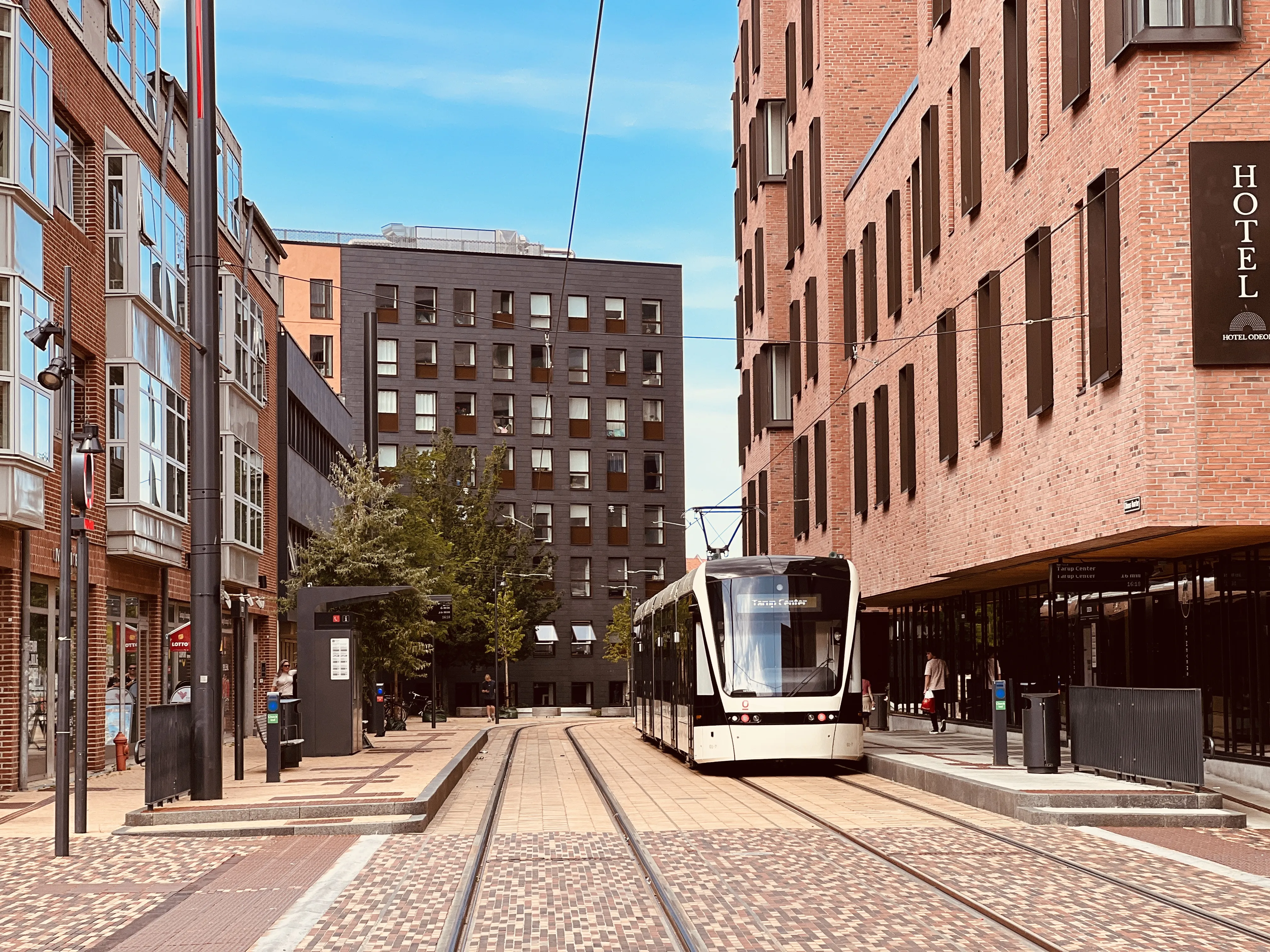 Billede af Odense Letbane togsæt 01 fotograferet ud for Odeon Letbanestation.